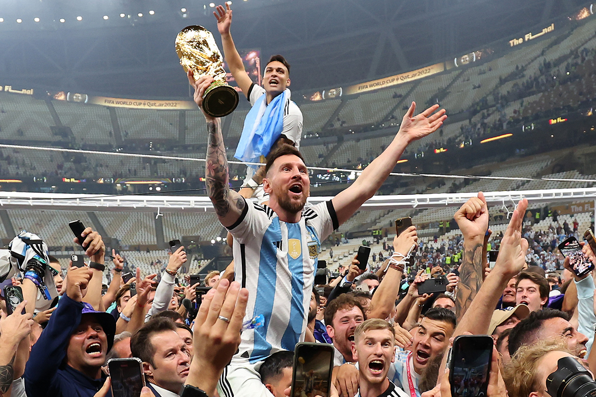 Lionel Messi 2022 World Cup Image & HD Wallpaper For Free Download: LM10 HD Photo in Argentina Jersey with WC Trophy Picture to Share Online. ⚽ LatestLY
