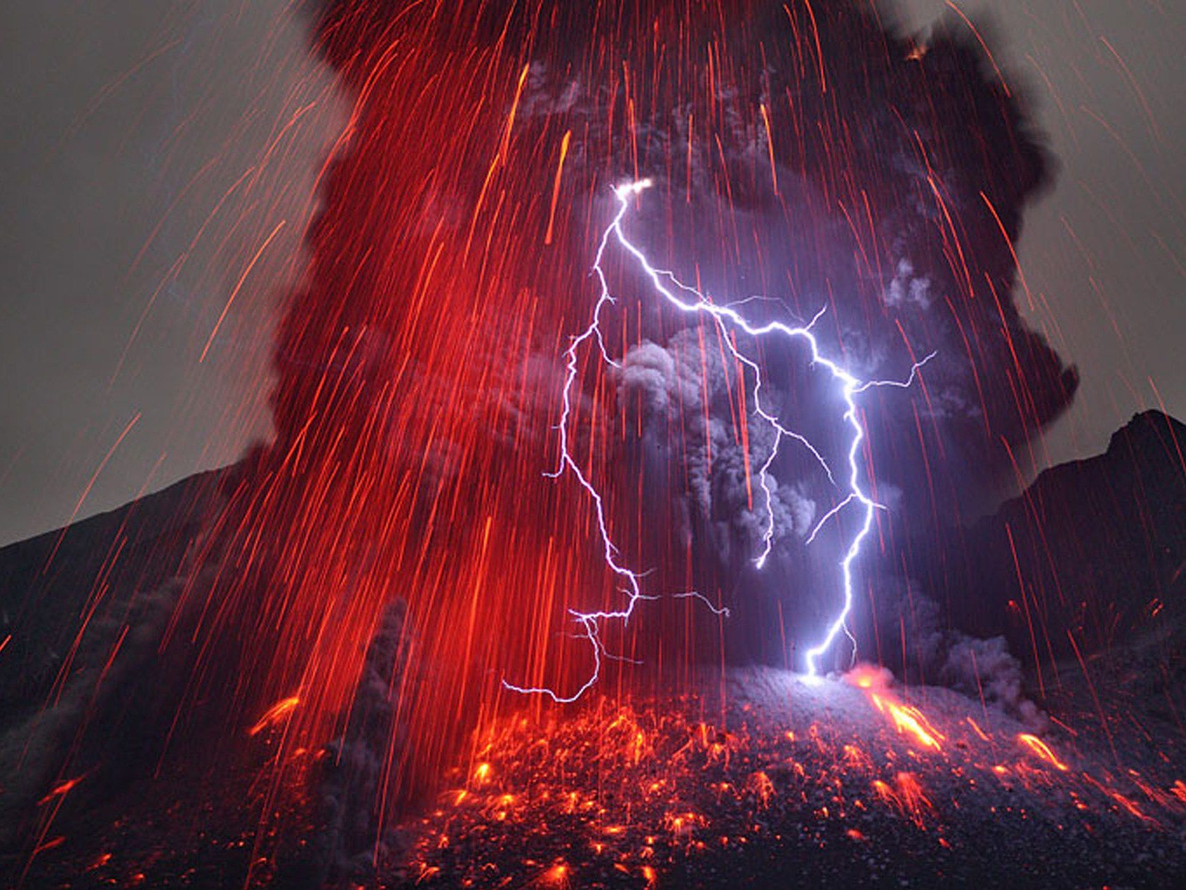 Stunning volcanic lightning captured on film