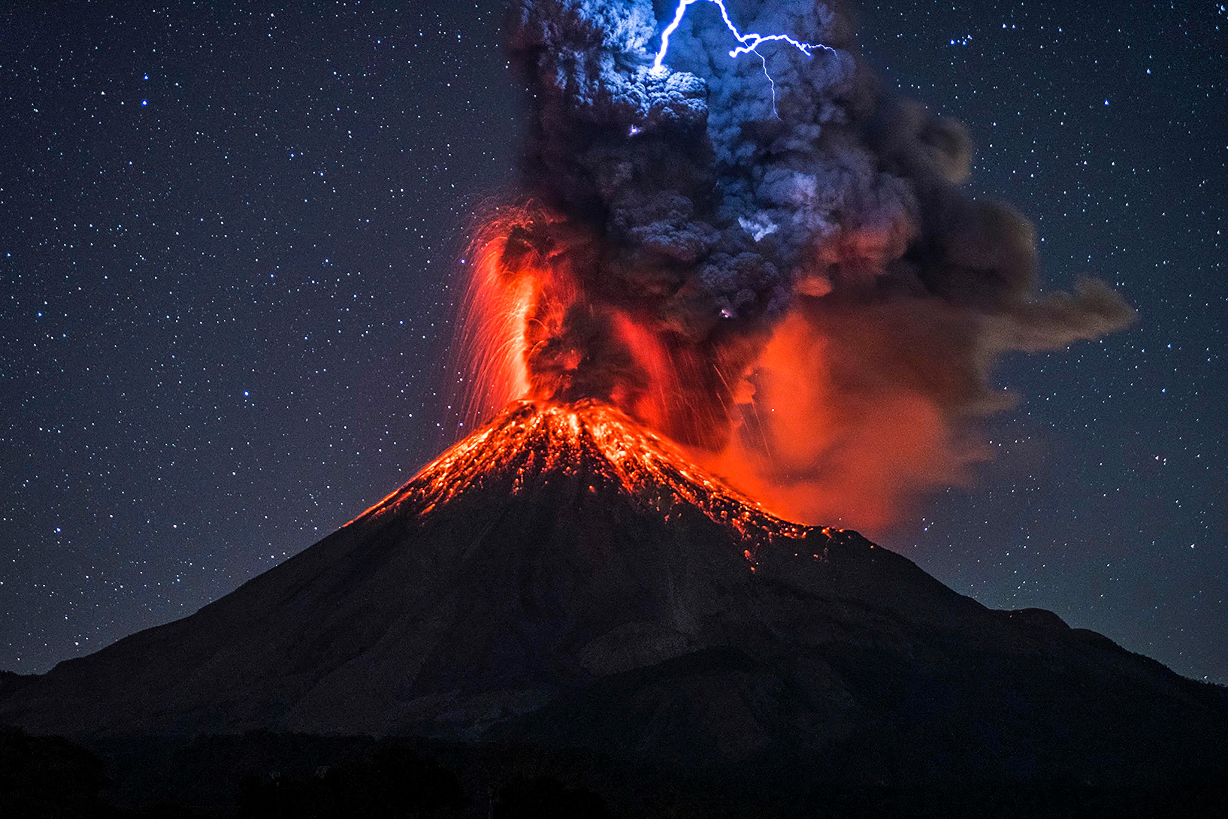 Lightning above the black smoke erupting volcano Colima Desktop wallpaper 1600x900