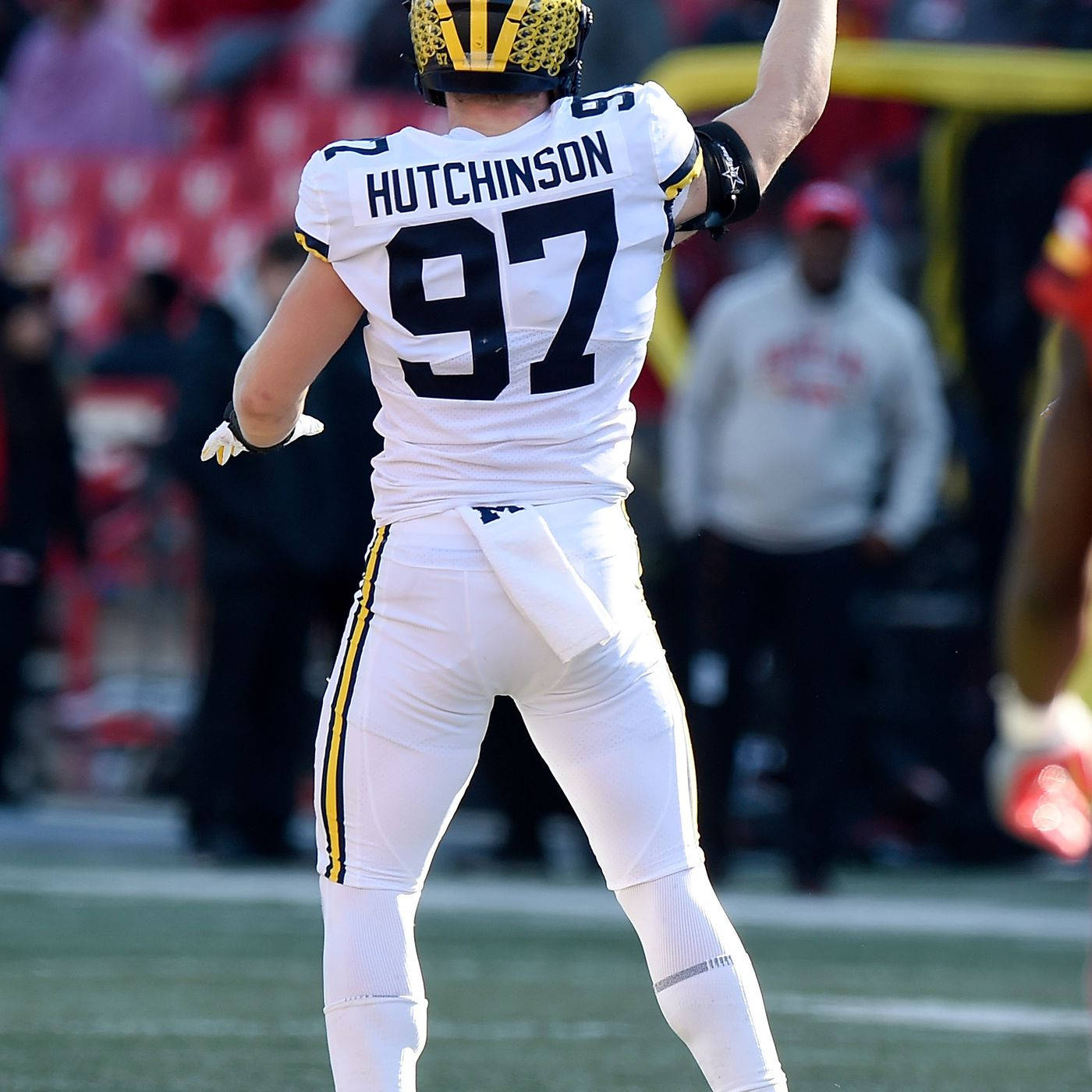 Download Ncaa Football Michigan Wolverines Aidan Hutchinson Wallpaper