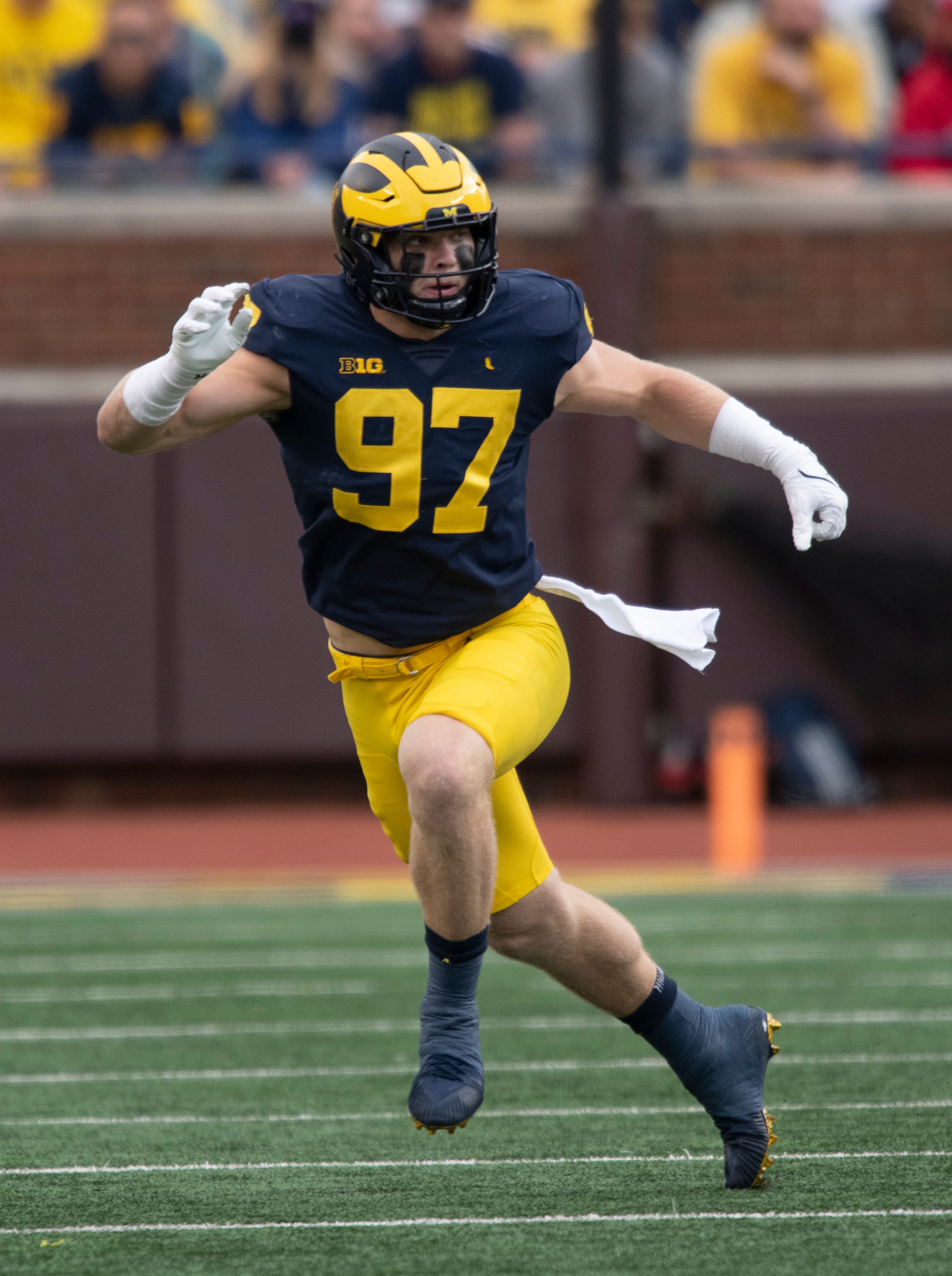 Aidan Hutchinson hopes Michigan win will make former roommate 'feel bad' about transfer