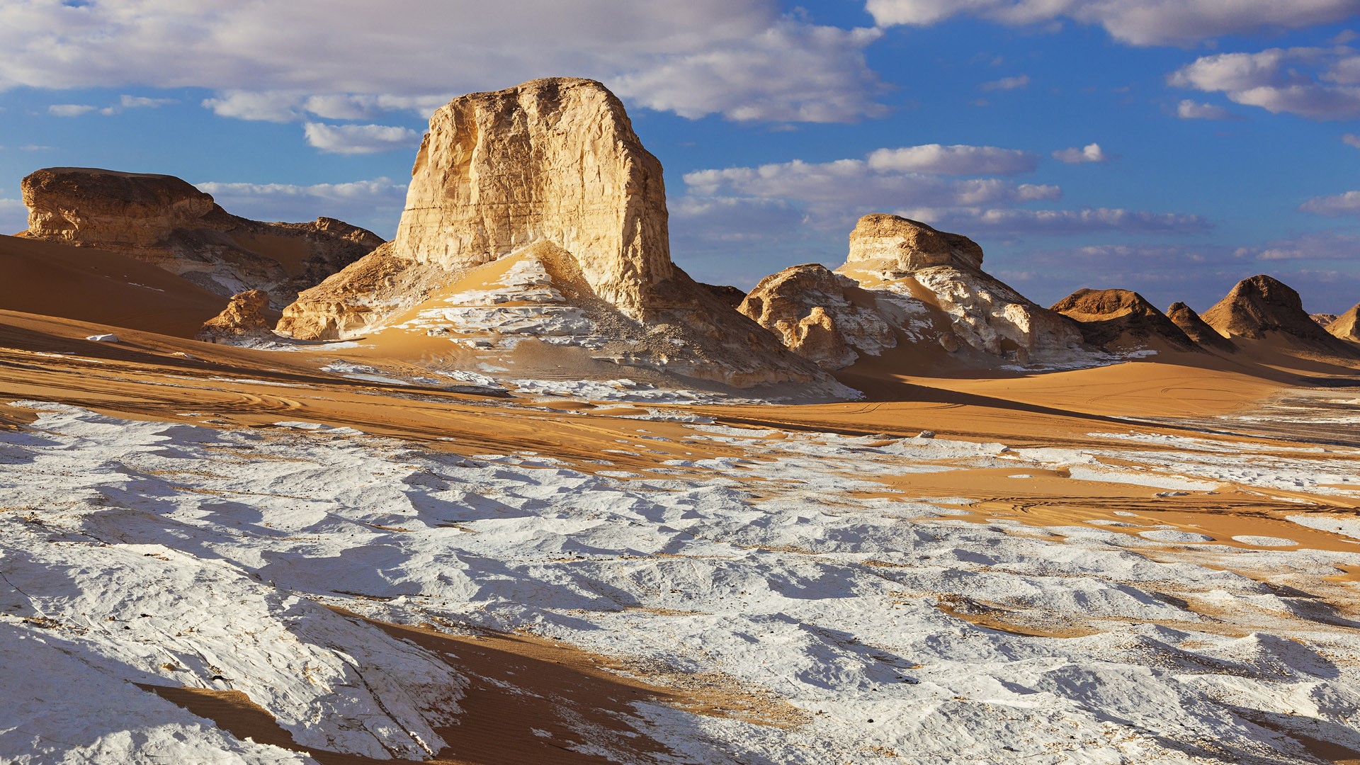 Rock formations at White Desert National Park near Farafra Oasis, Libyan Desert, Sahara, Egypt. Windows 10 Spotlight Image