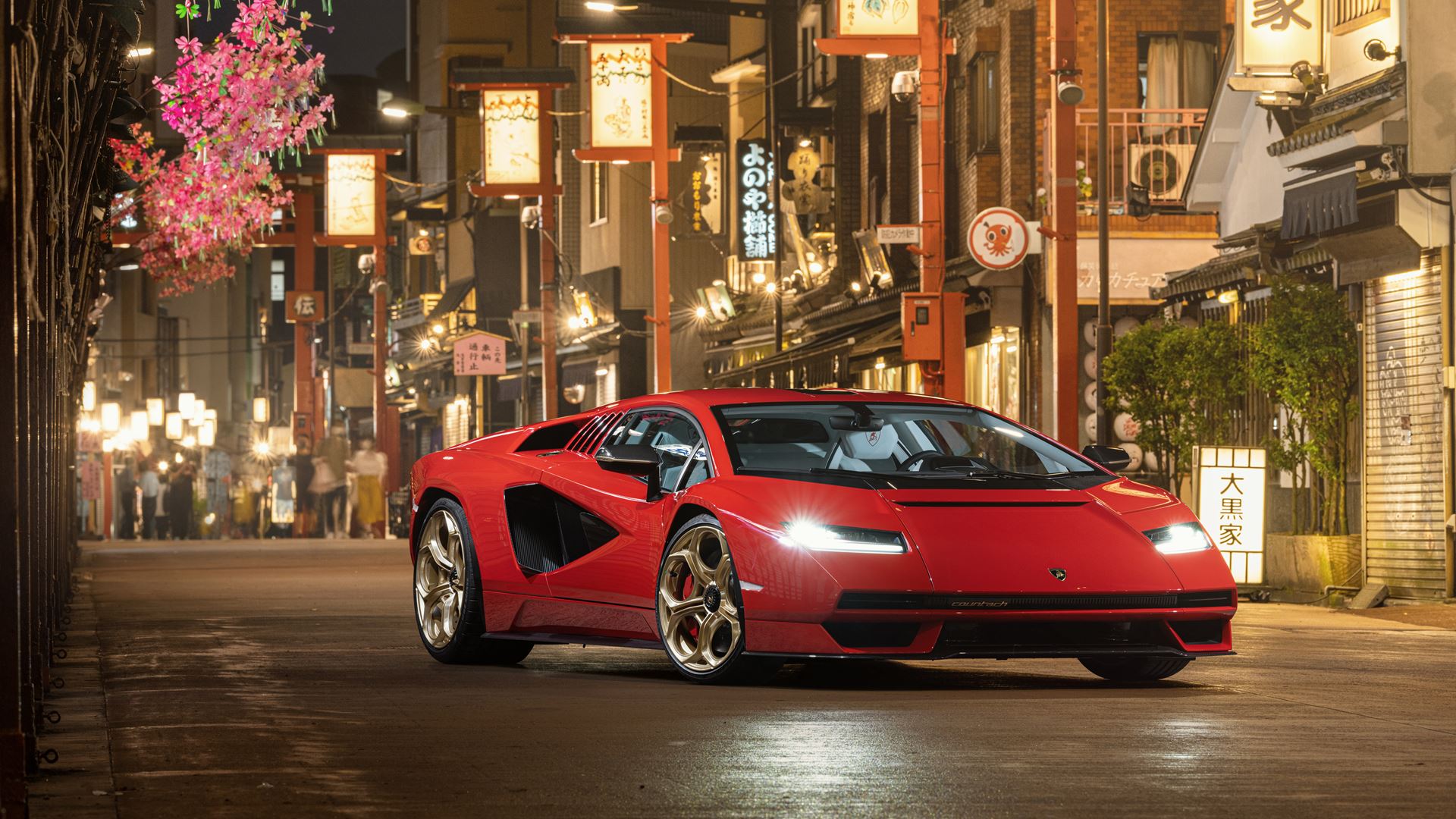 The Lamborghini Countach LPI 800−4 arrives in Japan