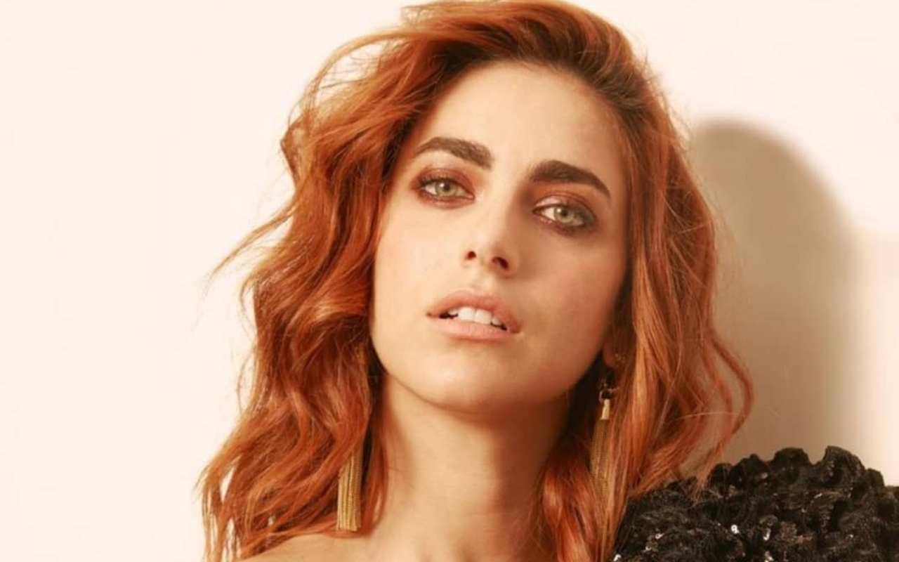 Miriam Leone, senza intimo: a coprirla solo i fiori