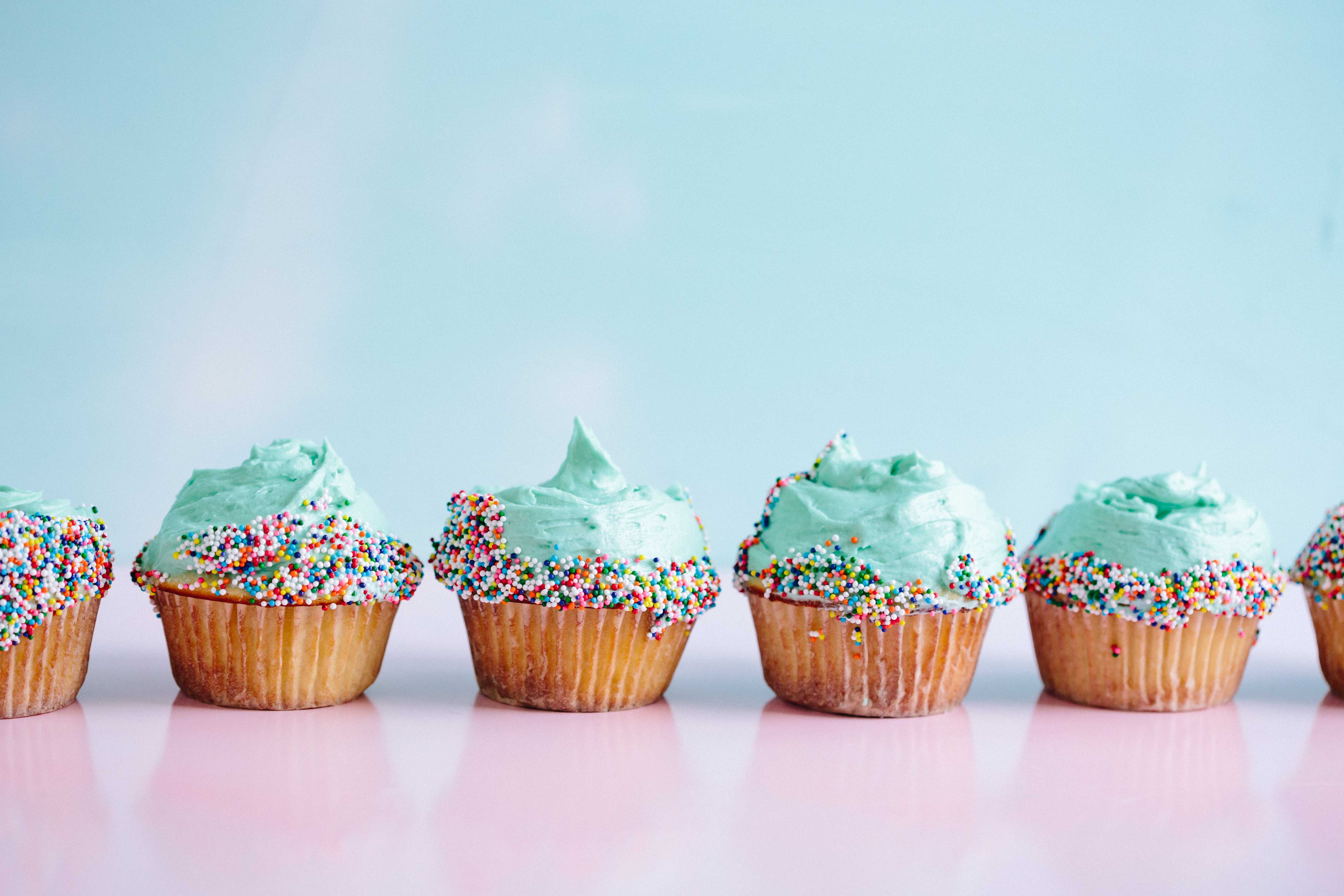 5305x3537 rainbow, turquoise, sweet, monochrome, food presentation, Free , blue, cake, cakecase, frosting, pink, food photography, dessert, cupecake, baked, refelction, cupcake, blue background, food, reflection, sprinkles