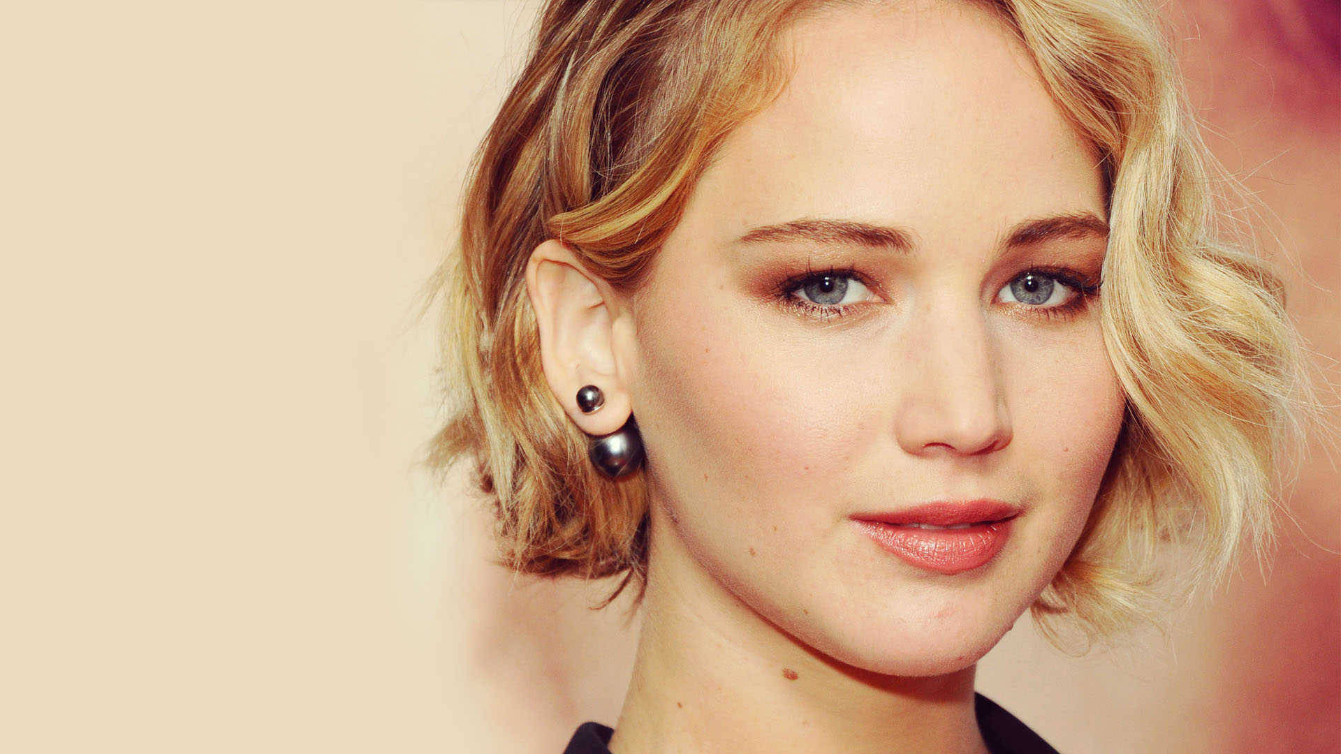 Download Jennifer Lawrence With Light Grey Eyes Wallpaper