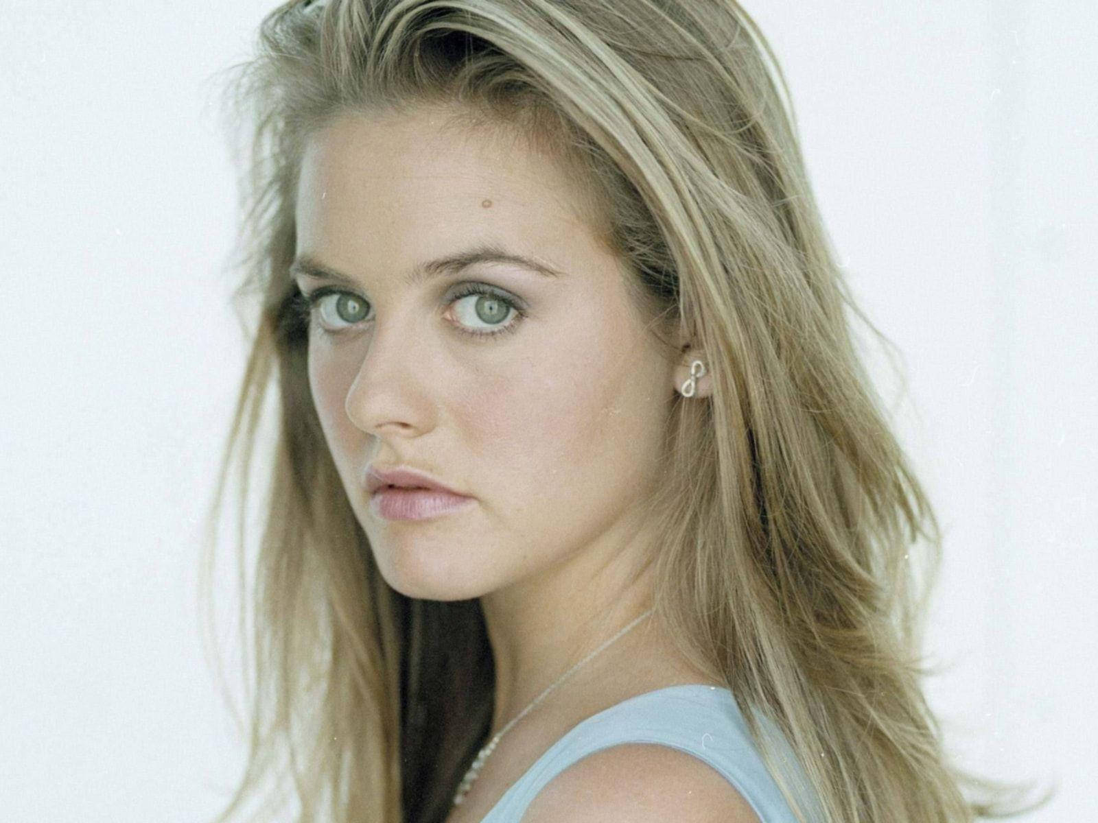 Download Alicia Silverstone Grey Eyes Wallpaper