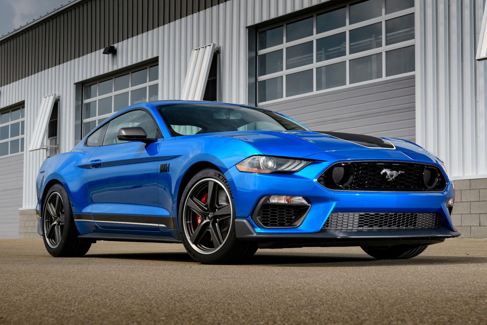 Mustang GT 2023 Deep Impact Blue trompée