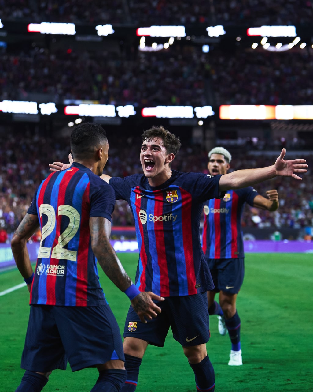 Raphinha rocket helps Barcelona to narrow victory over Real Madrid España
