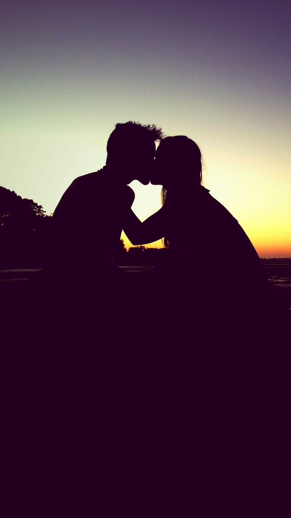 Download Wallpaper 938x1668 Kiss, Silhouette, Couple, Love, Sunset Iphone 8 7 6s 6 For Parallax HD Background