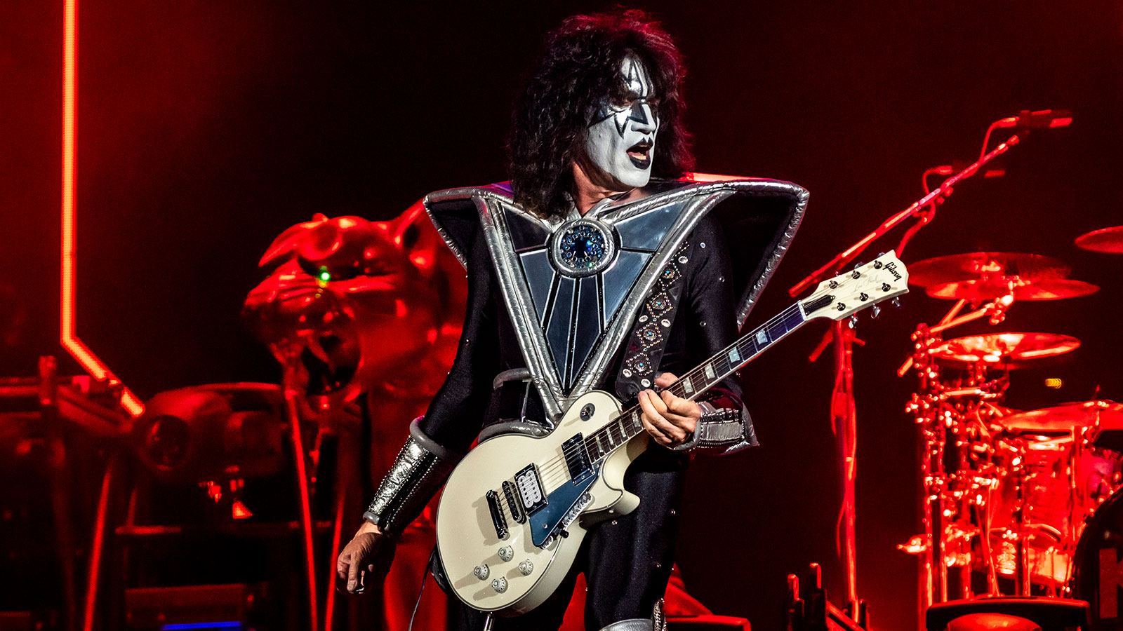 Tommy Thayer is teaching you how to play his favorite KISS solos over on the Gibson App