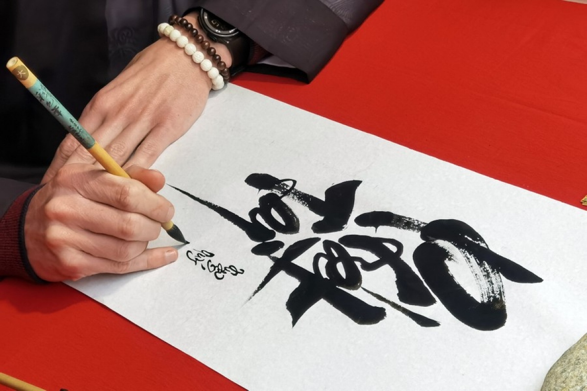 First foreign calligrapher joins Vietnamese Spring Calligraphy Festival