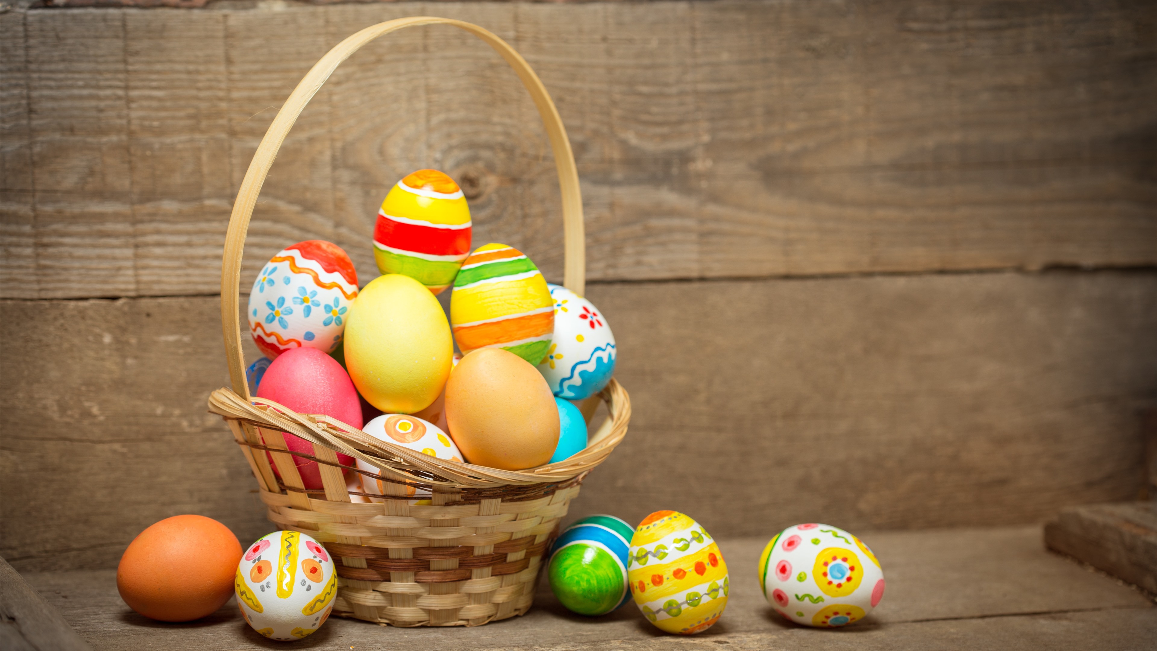 Wallpaper One basket of Easter eggs, wood board 5120x2880 UHD 5K Picture, Image