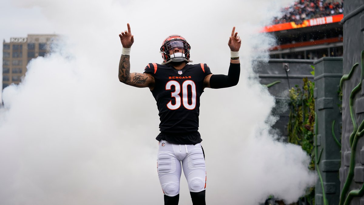Bengals' Bates treats kids, single moms to unforgettable experience