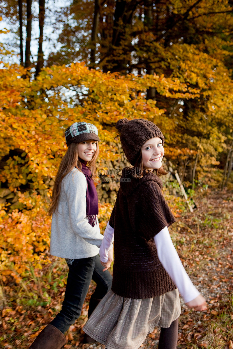 Two Girls Holding Hands Picture And HD Photo. Free Download On Lovepik