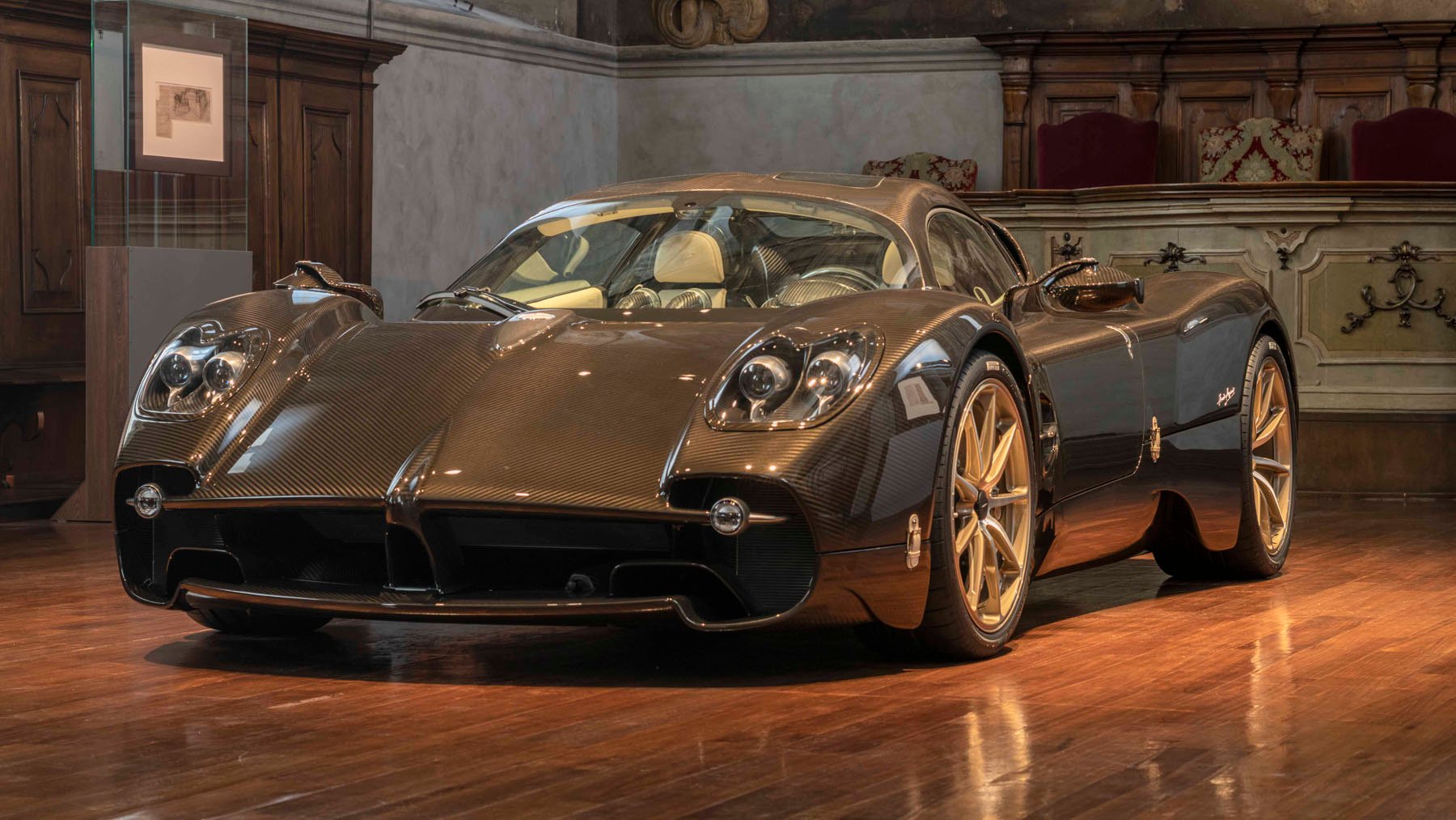 Does the new Pagani Utopia look better finished in carbon fibre?