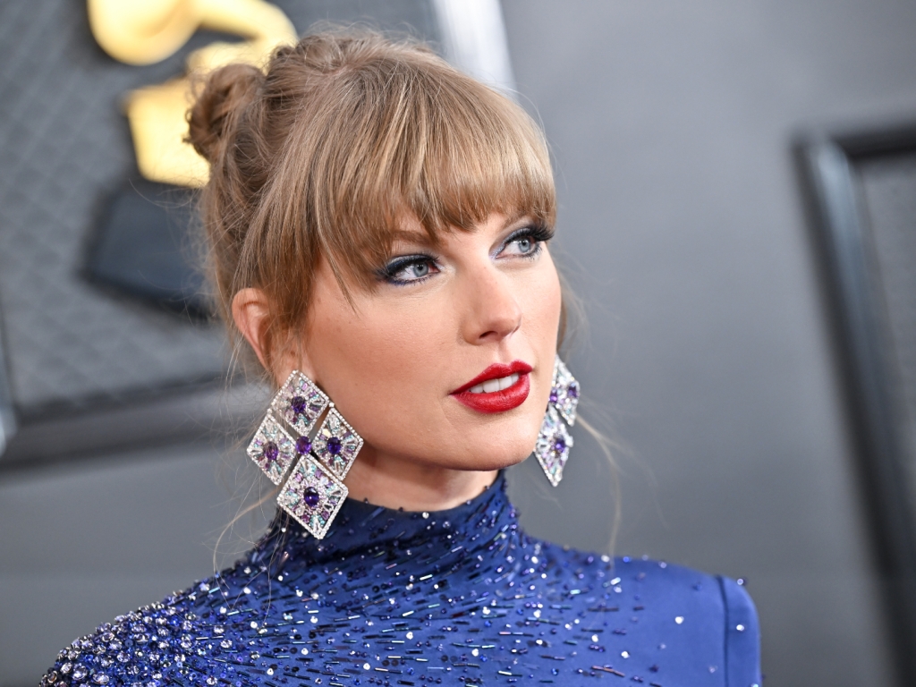 See Taylor Swift Having the Best Night Ever at the Grammys: Video