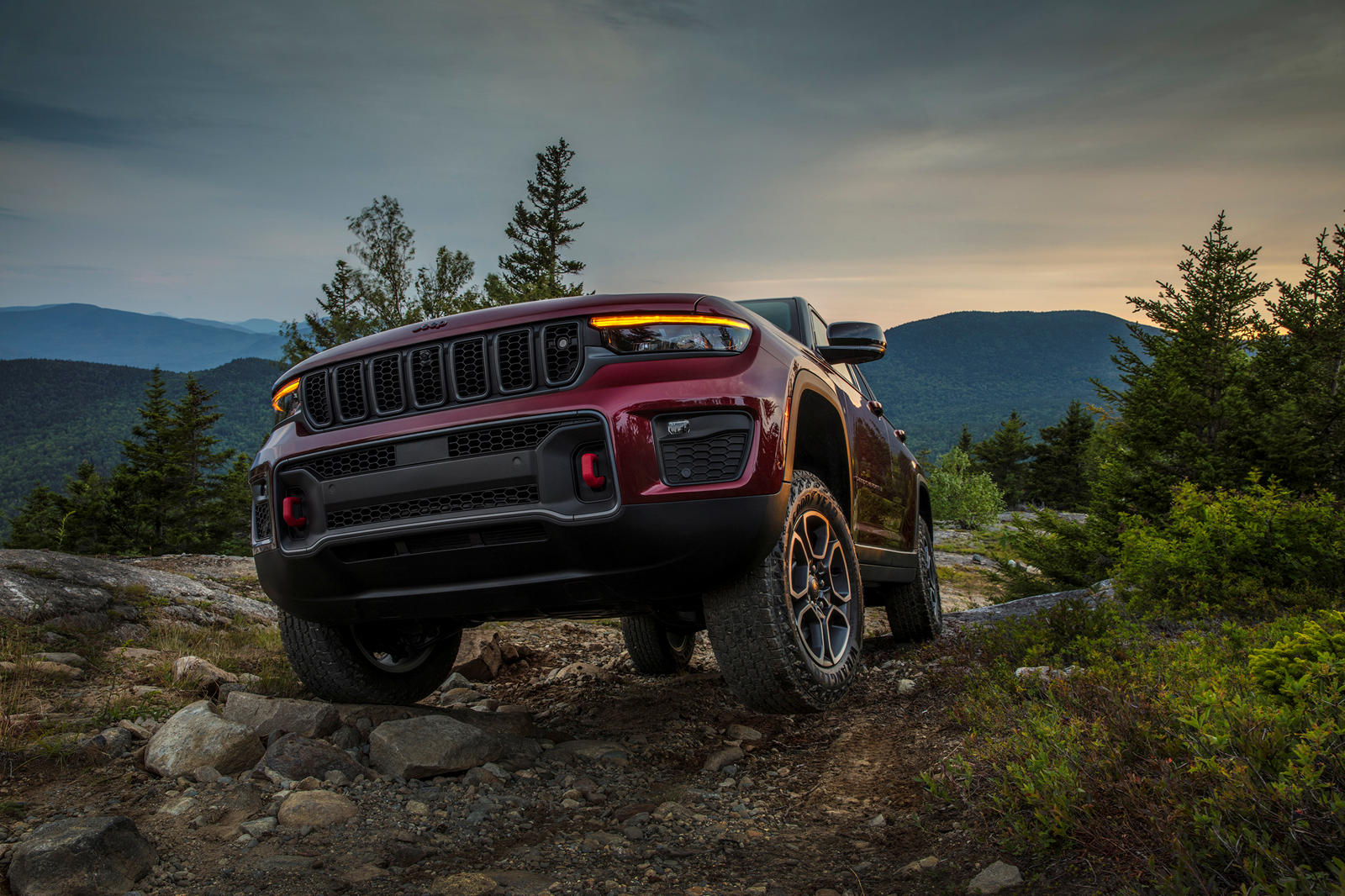 2023 Jeep Grand Cherokee Exterior Colors & Dimensions: Length, Width, Tires