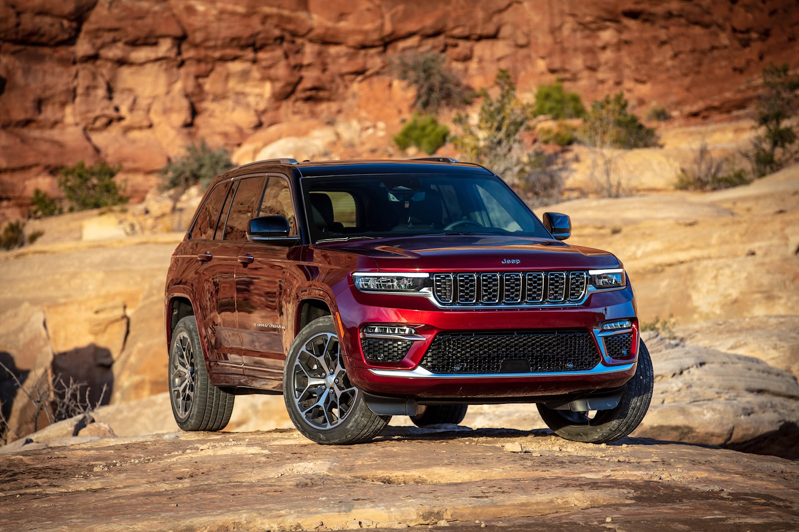 2023 Jeep Grand Cherokee Exterior Colors & Dimensions: Length, Width, Tires