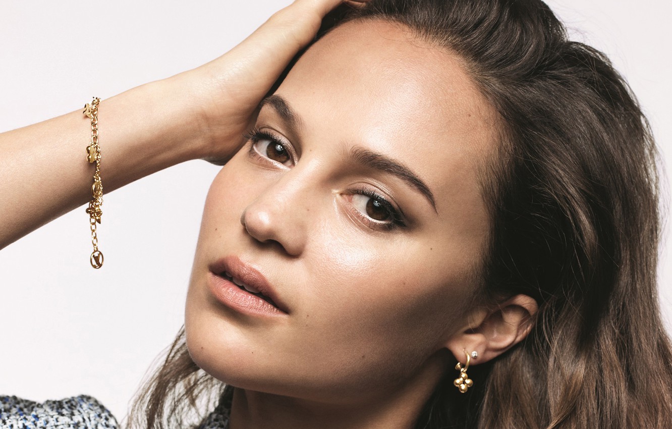 Wallpaper look, girl, bracelet, Louis Vuitton, Alicia Vikander image for desktop, section девушки