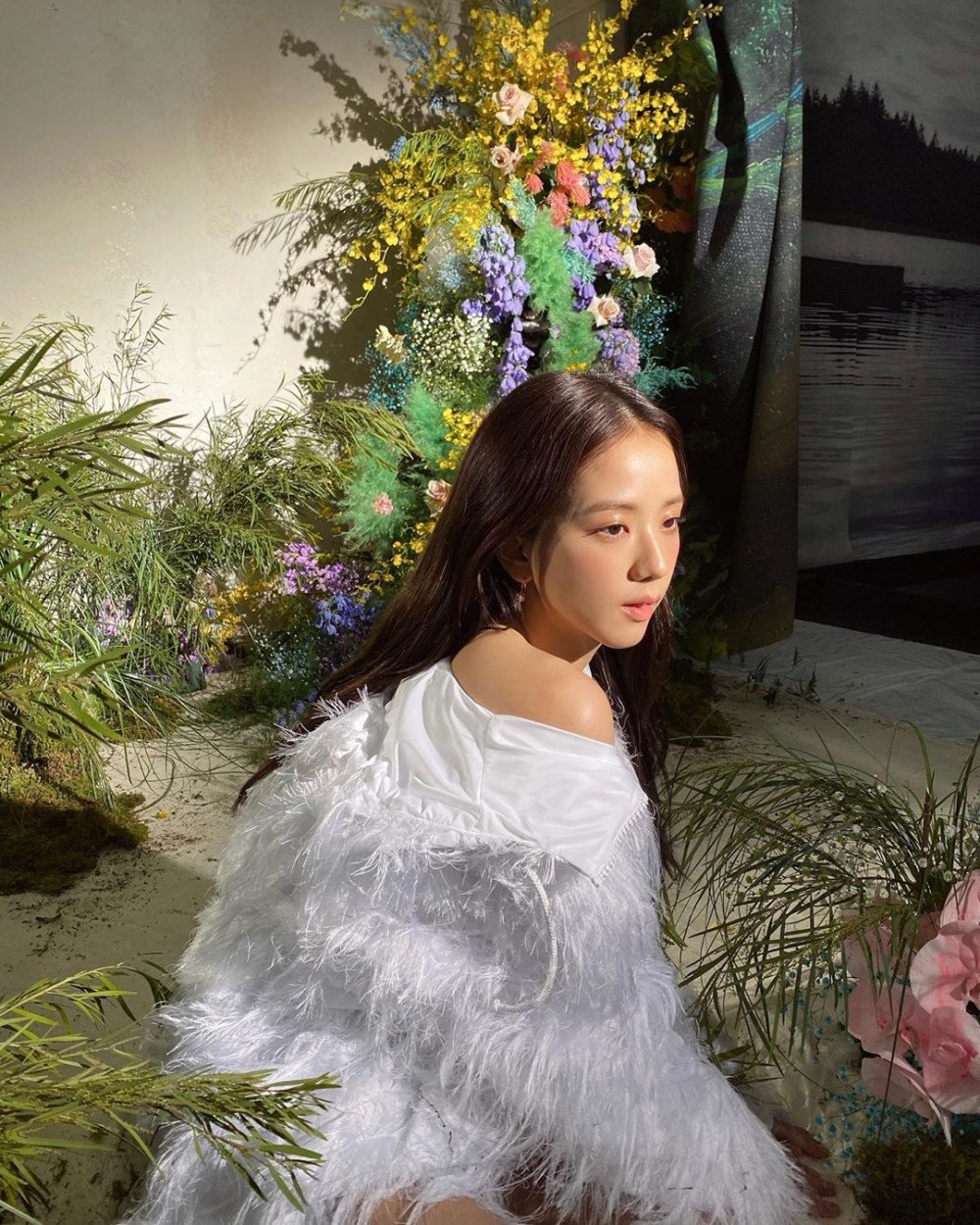 BLACKPINK's Jisoo is prettier than flowers in a new update