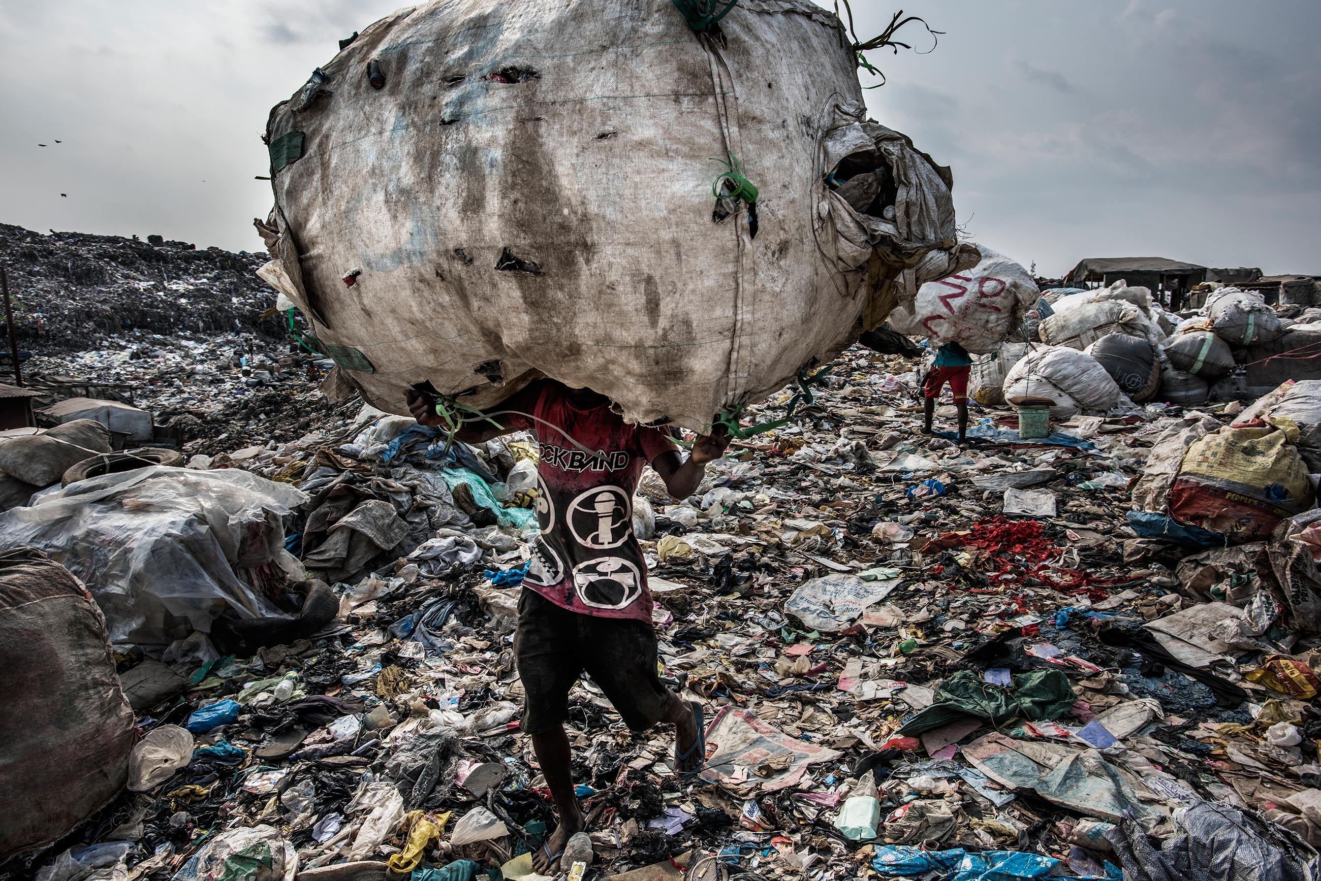 Landfill photo from six cities that highlight the global waste problem