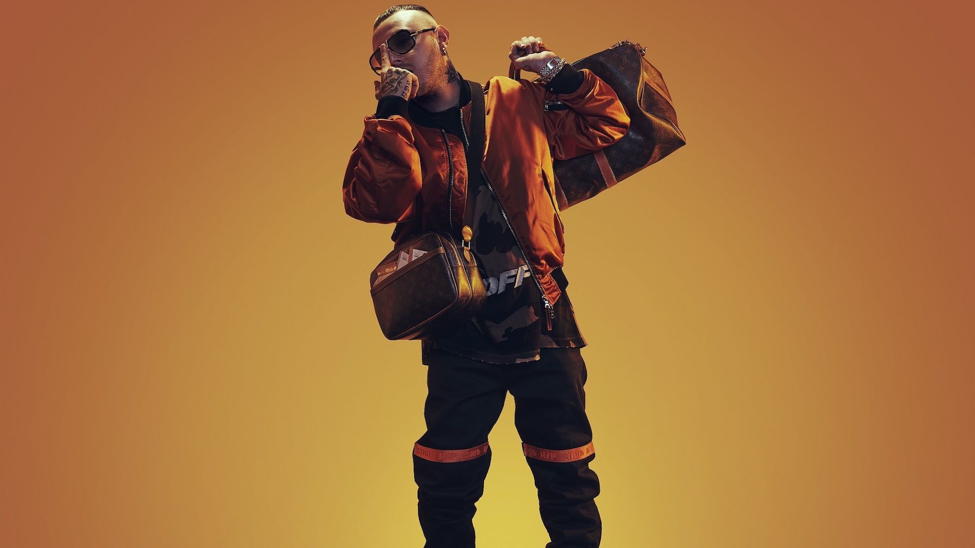 Il nuovo singolo di Lazza è Porto Cervo. Lo abbiamo incontrato. Abbiamo parlato di questo nuovo brano. E del suo passato al conser. Rap, Musica classica, Musica