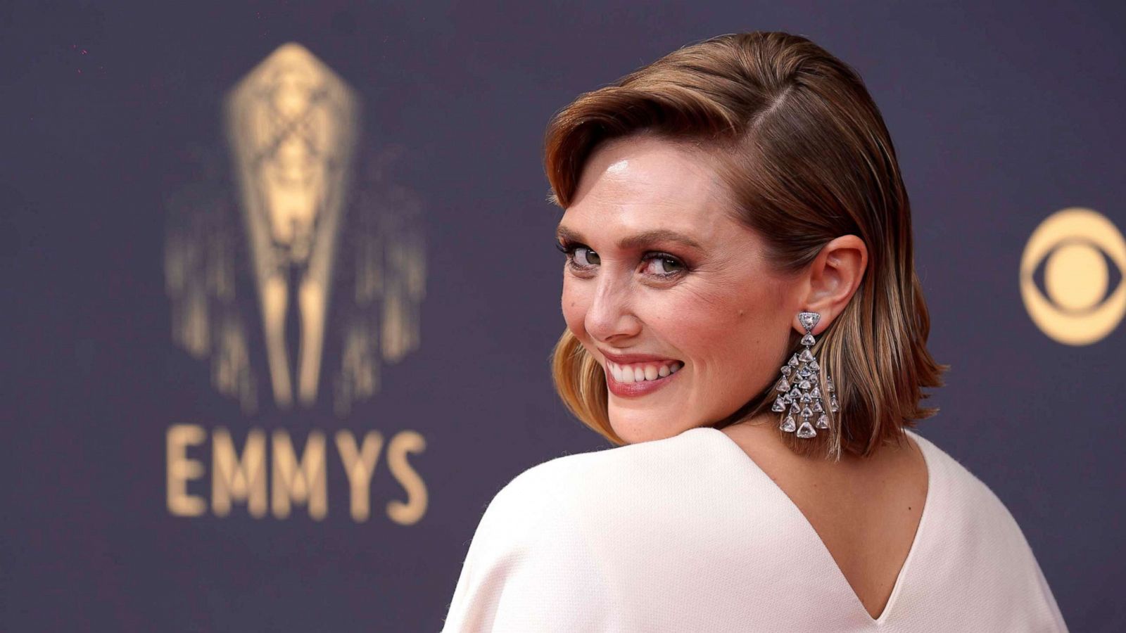 Elizabeth Olsen Wears Dress Designed By Sisters Mary Kate And Ashley To 2021 Emmys Morning America