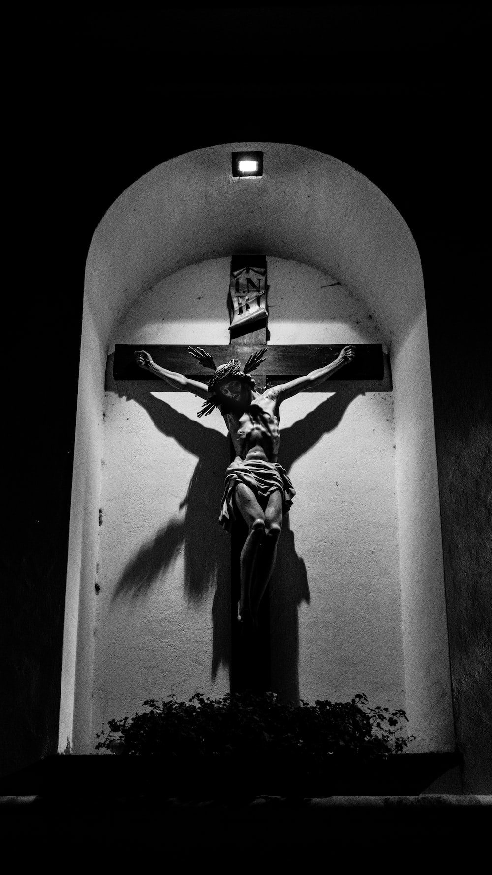 black and white statue of a man photo