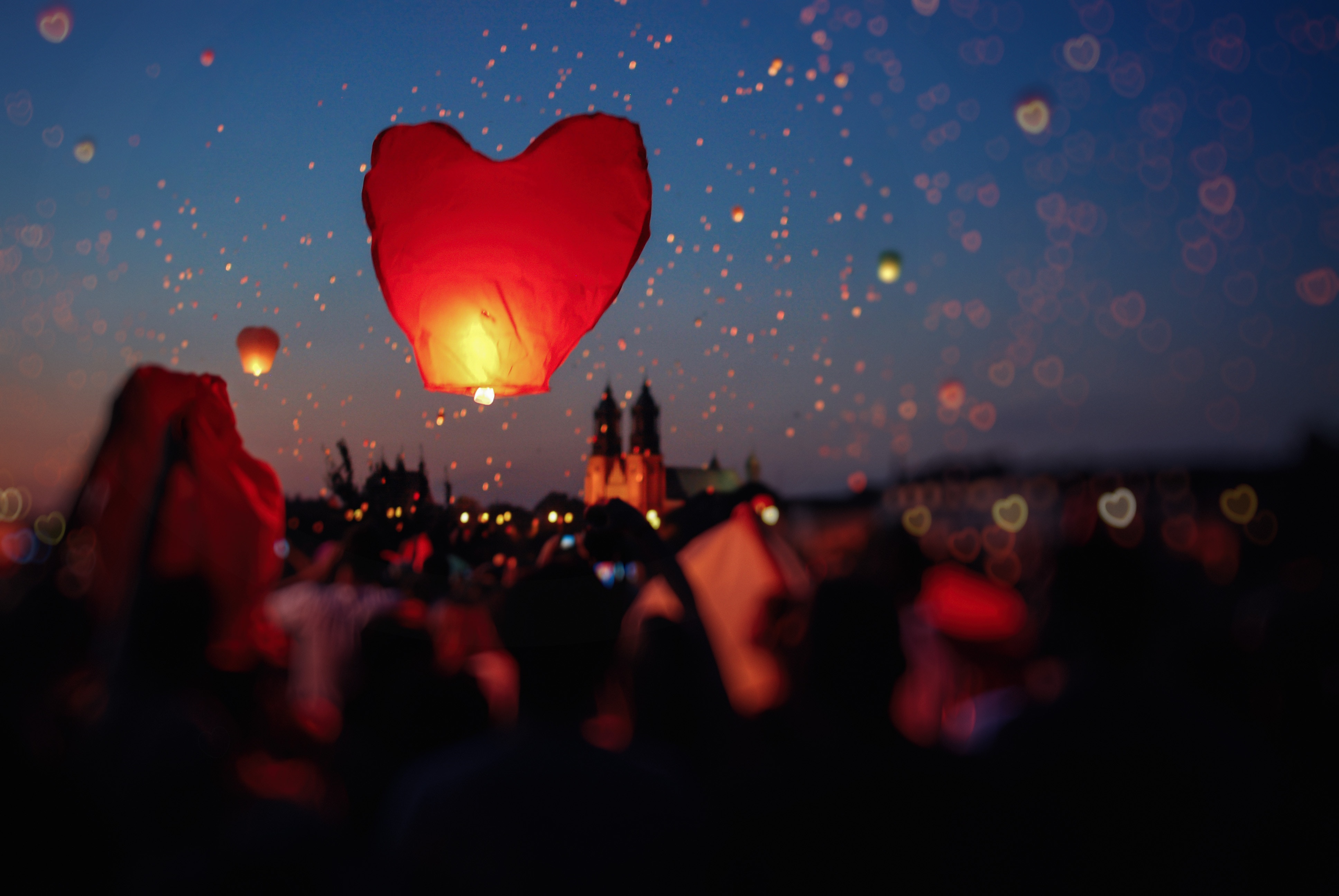 3872x2592 people, atmospheric, crowd, mood, summer wallpaper, heart, summer background, orange, pleasant, gathering, sky, PNG image, erik witsoe, red, fun, balloon, summer vibe, good vibe, blue, ewitsoe, start