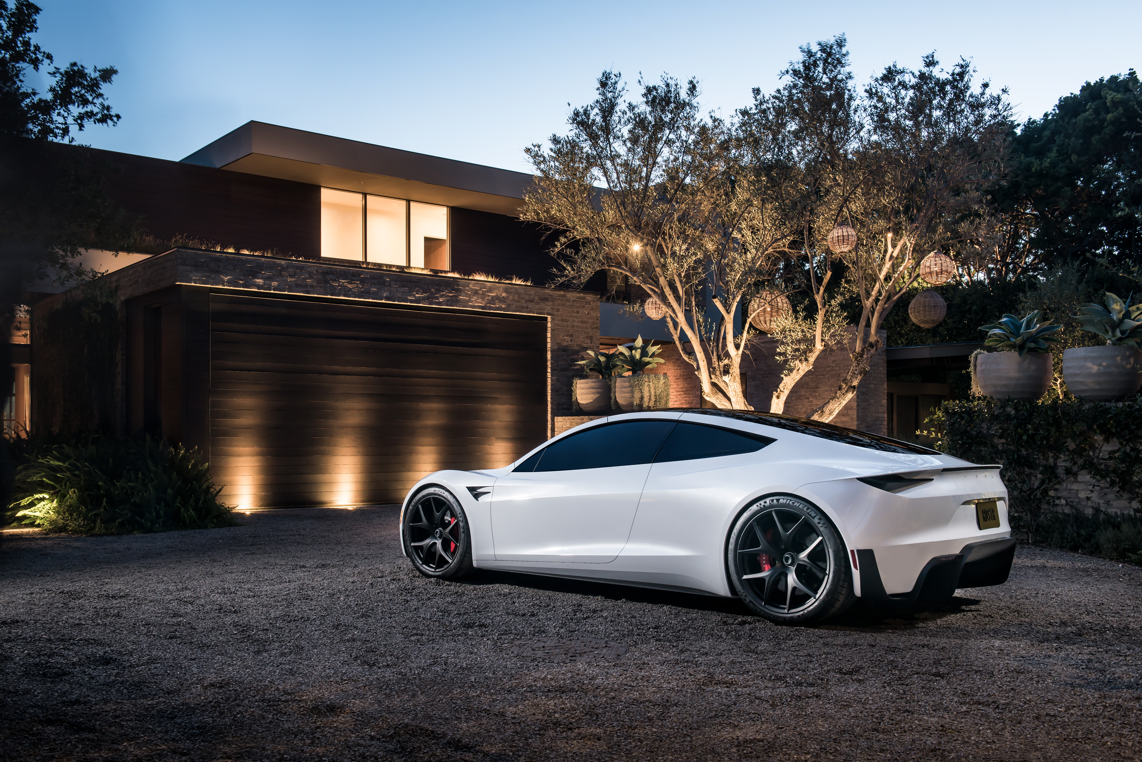 Tesla releases new Roadster picture