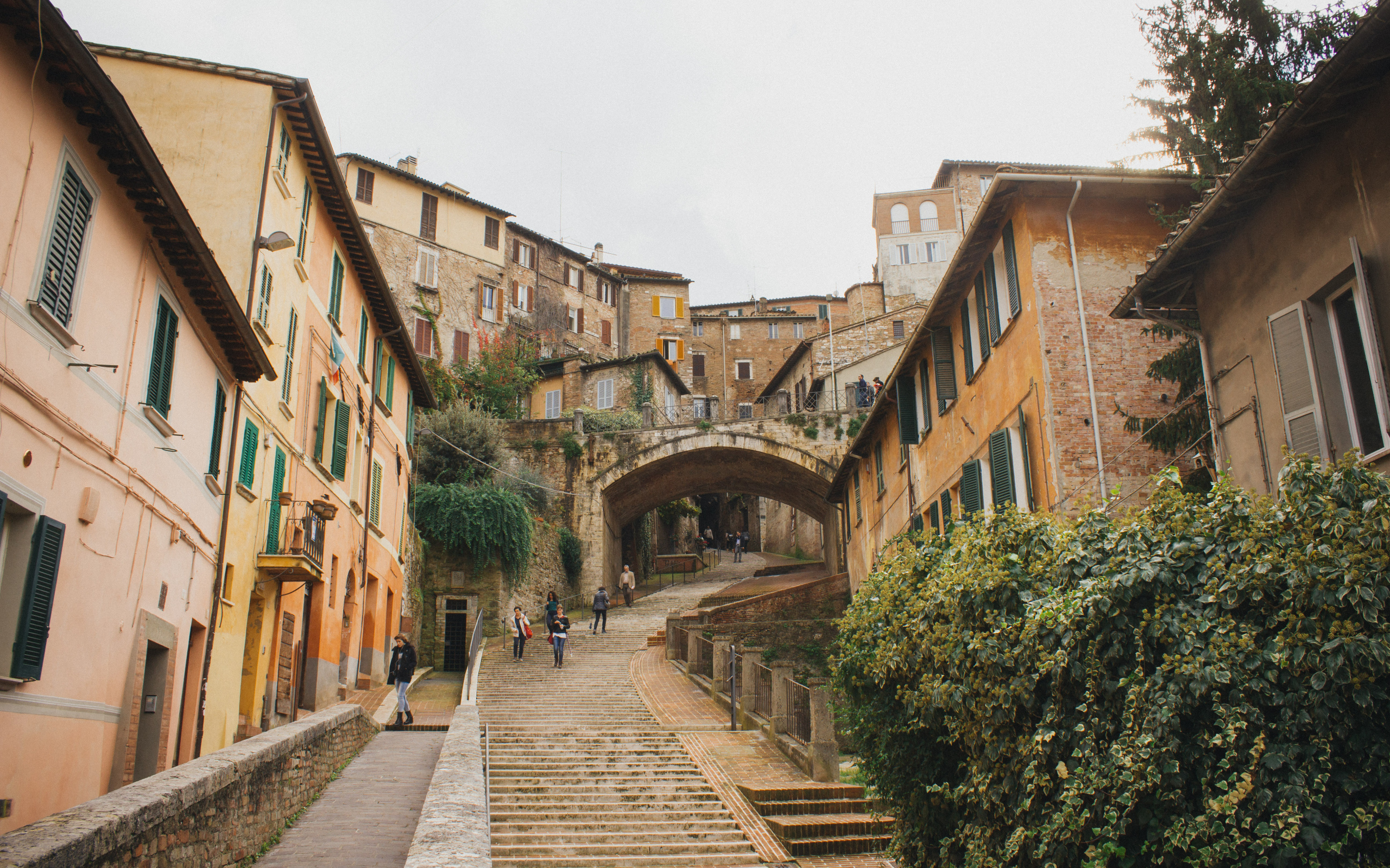 House on a hillside in Perugia, Italy Desktop wallpaper 2560x1600