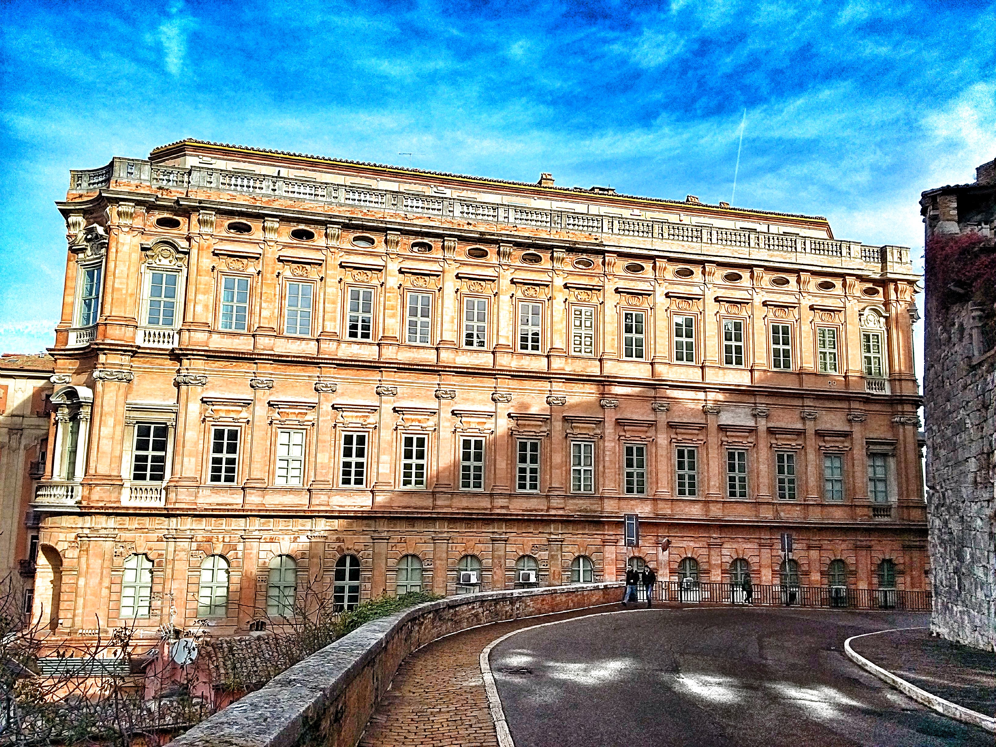 Wallpaper, city, cityscape, building, sky, town square, Perugia, palace, Blu, estate, downtown, Italia, plaza, landmark, architettura, facade, urban area, ancient history, human settlement, ancient rome, universit, edifici, stranieri, ancient roman