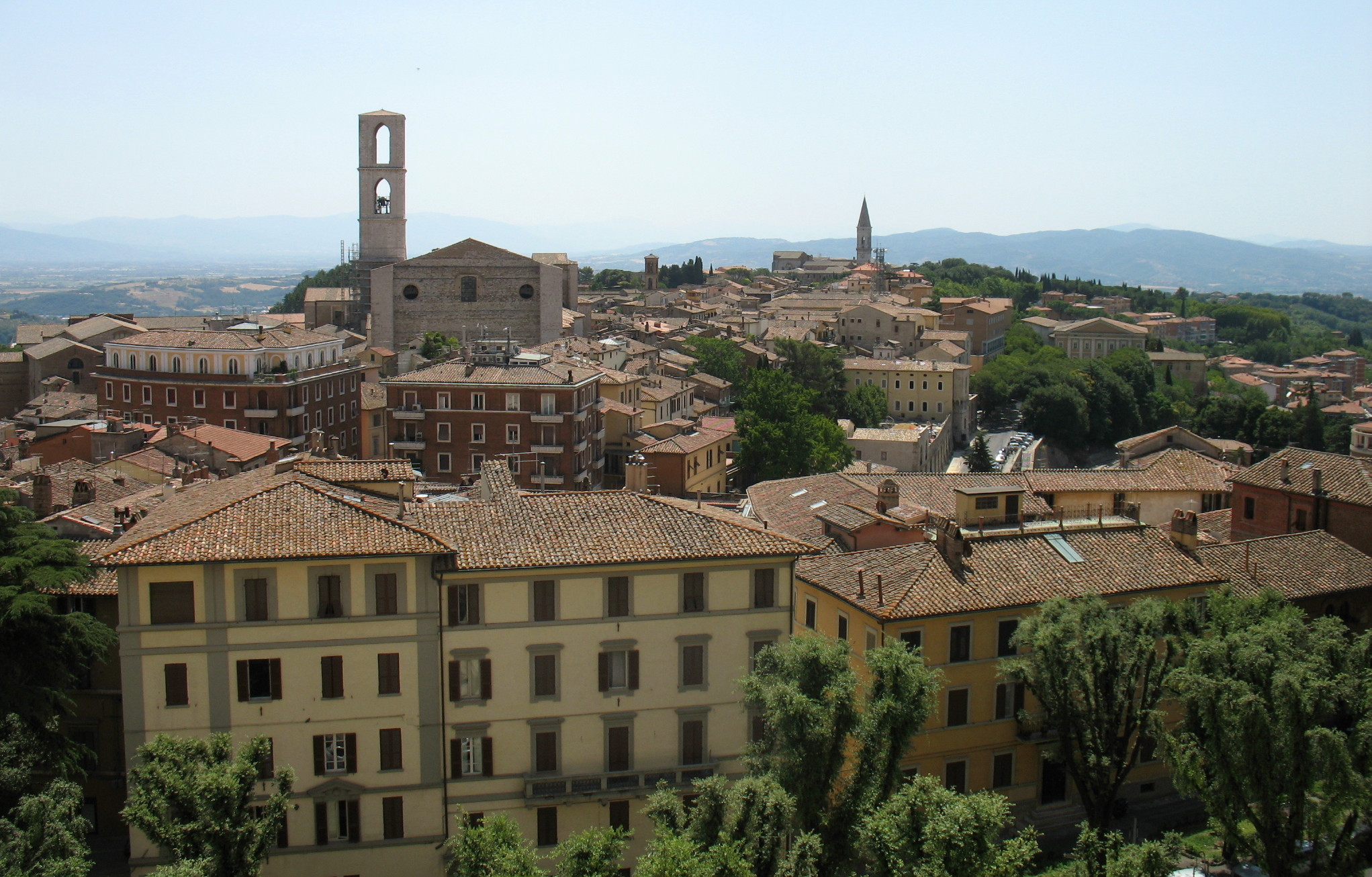 Urban buildings in Perugia, Italy Desktop wallpaper 1440x900
