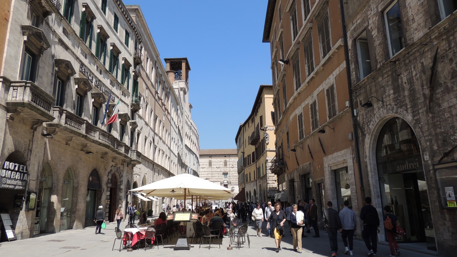 Street cafe in Perugia, Italy Desktop wallpaper 1600x900