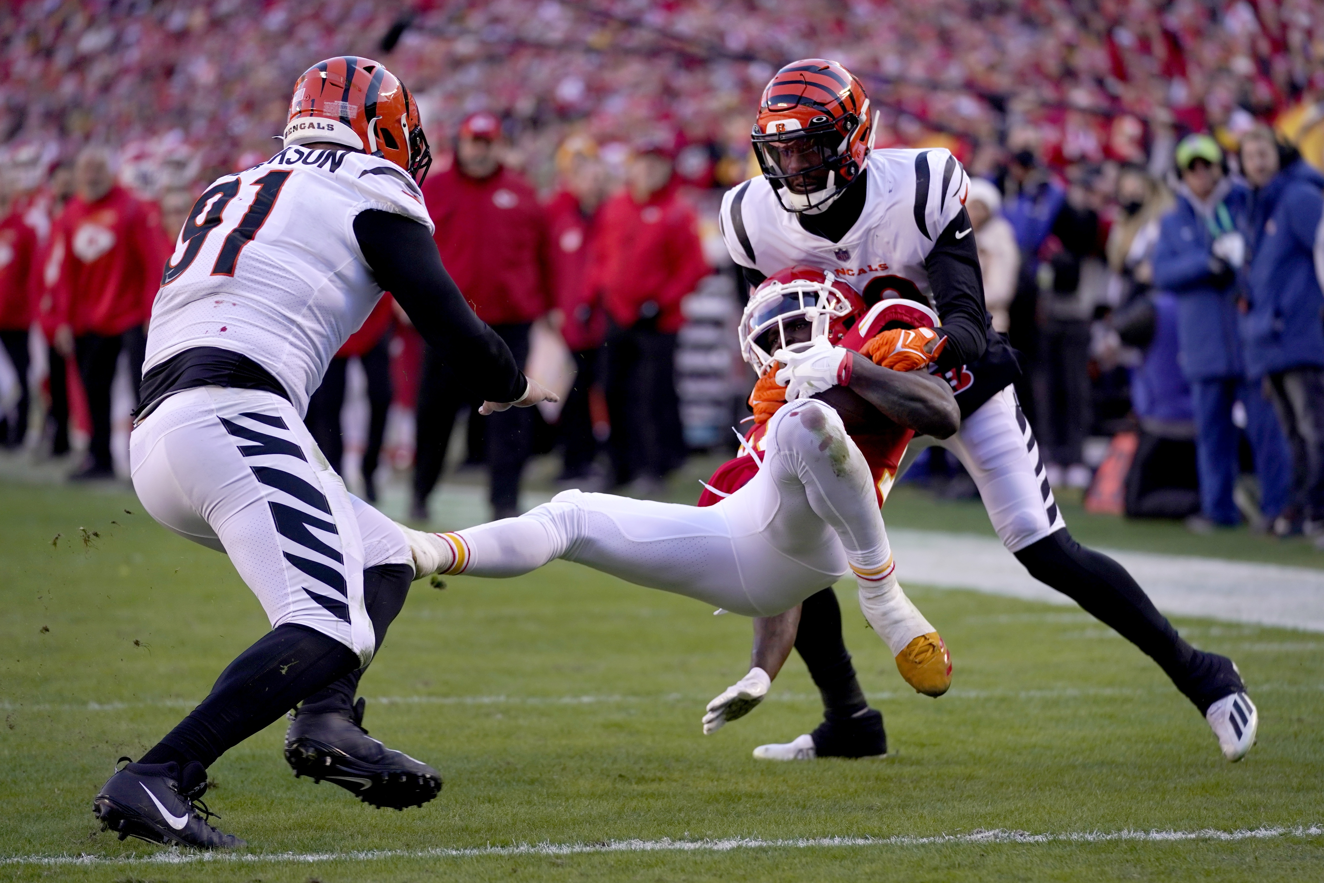 Dolphins' Tyreek Hill has message for Bengals' Eli Apple ahead of TNF matchup