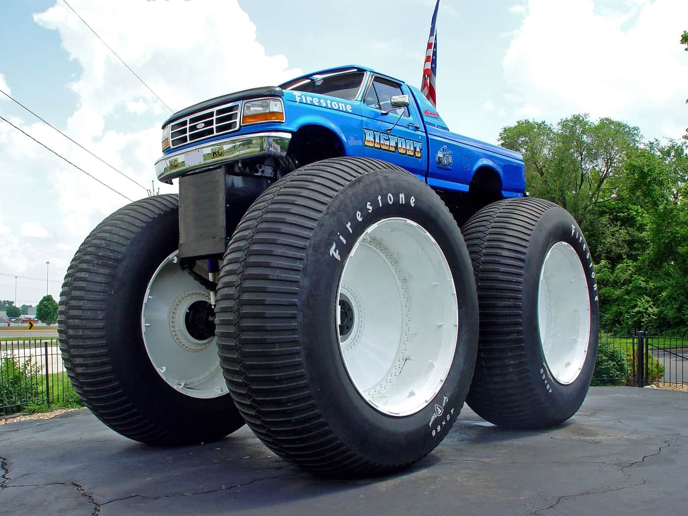 Get AMAZED By World's Tallest, Widest & Heaviest Monster Truck