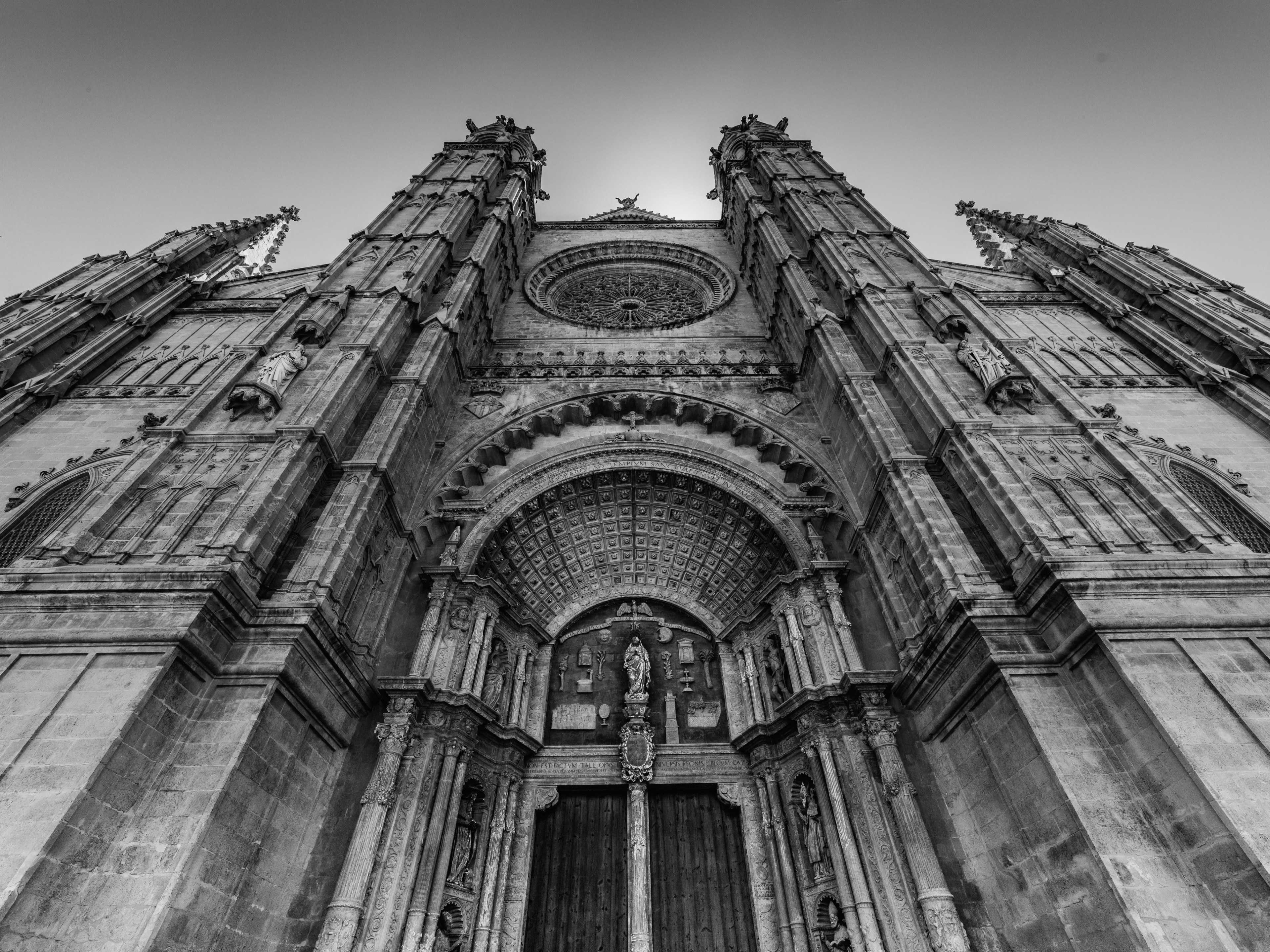 Wallpaper / black and white shot of classic gothic church architecture in palma from below, church architecture palma 4k wallpaper free download