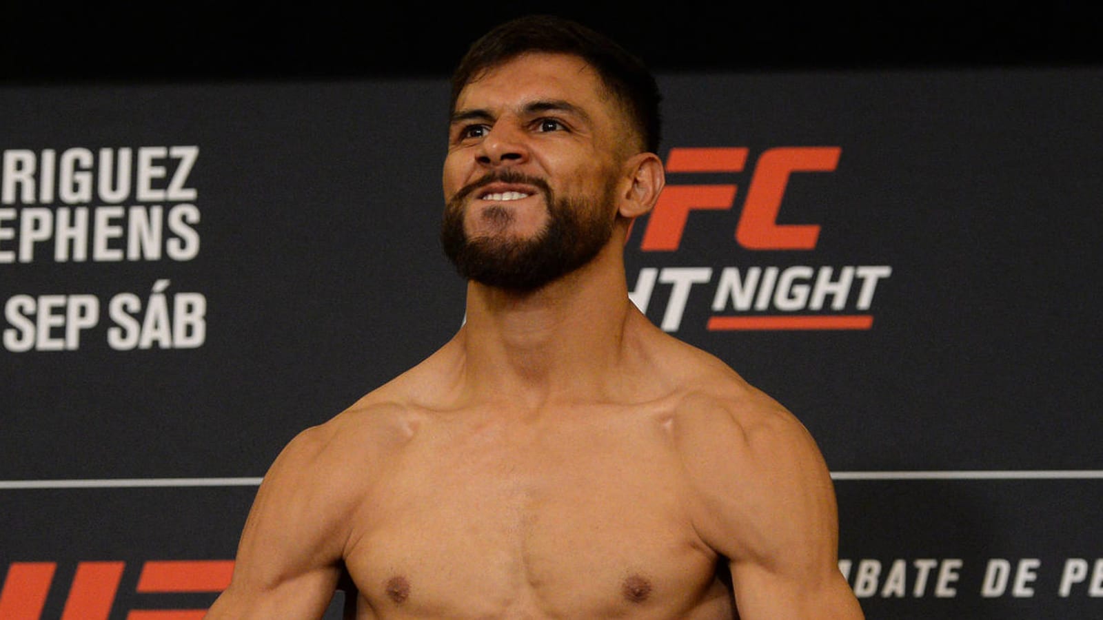 Yair Rodriguez appears to suffer broken foot vs. Holloway