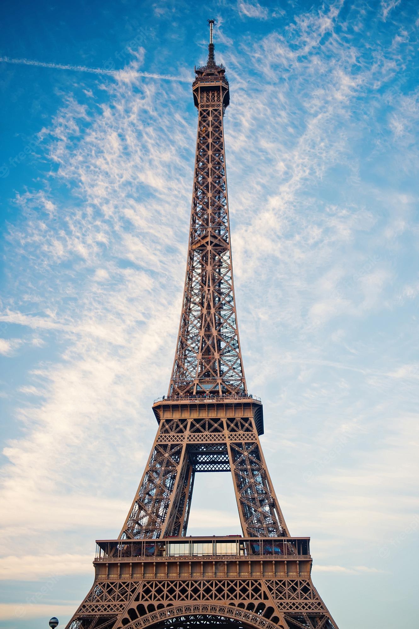Premium Photo. Eiffel tower at sunset in paris, france. love and romantic travel background. eiffel tower is traditional symbol of paris and love