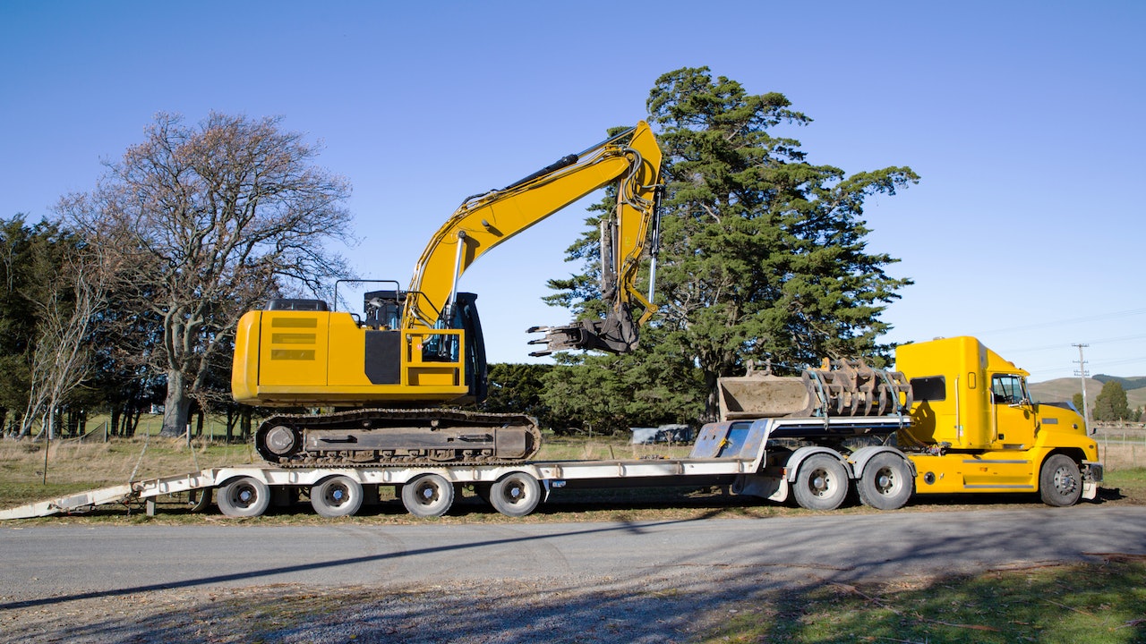 How to Pick the Right for Hauling Heavy Equipment. For Construction Pros
