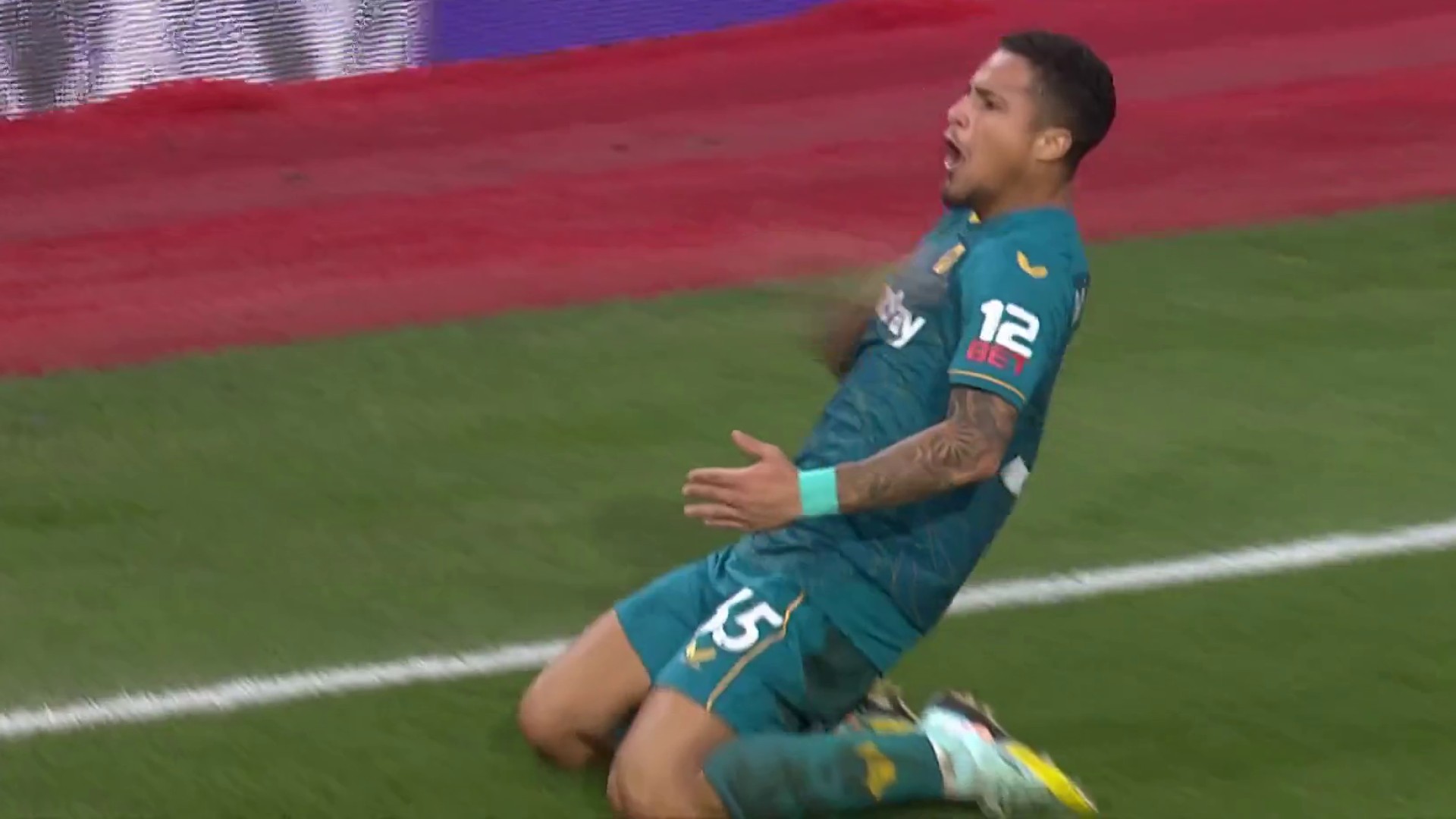 Joao Gomes wins it for Wolves at the death v. Southampton