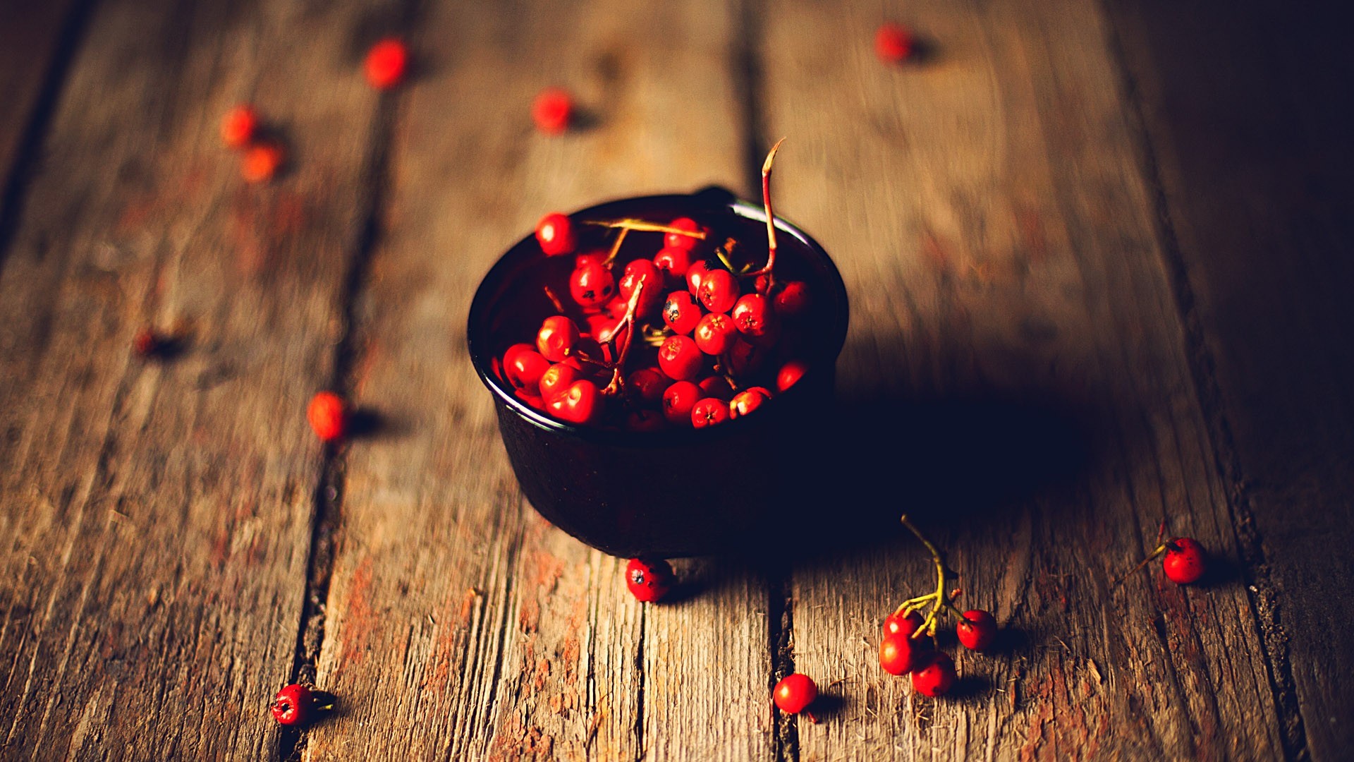 Wallpaper, food, depth of field, night, red, reflection, wood, berries, light, color, autumn, flower, lighting, darkness, macro photography 1920x1080