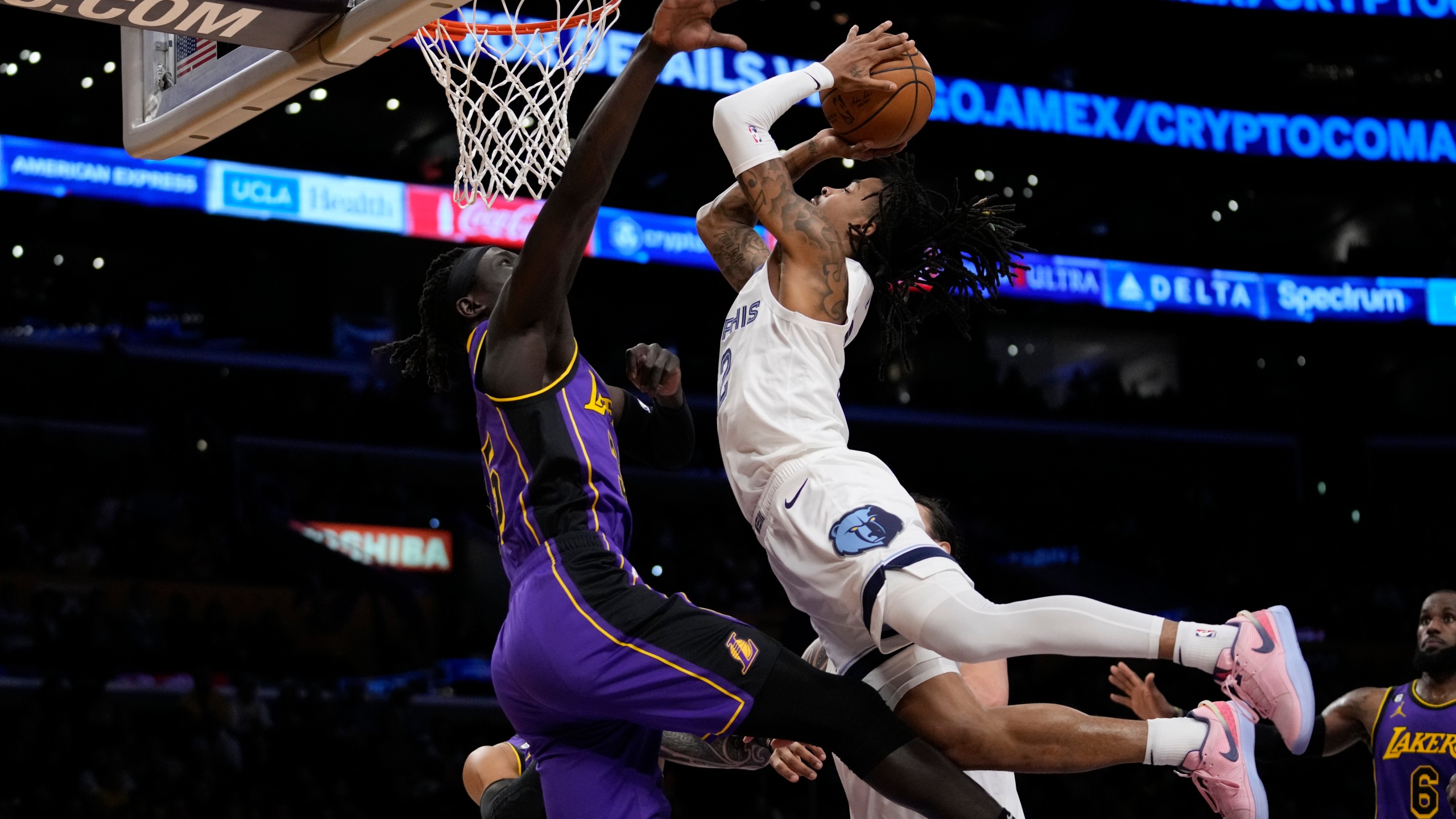 Lakers rally to snap Grizzlies' winning streak at 11 games