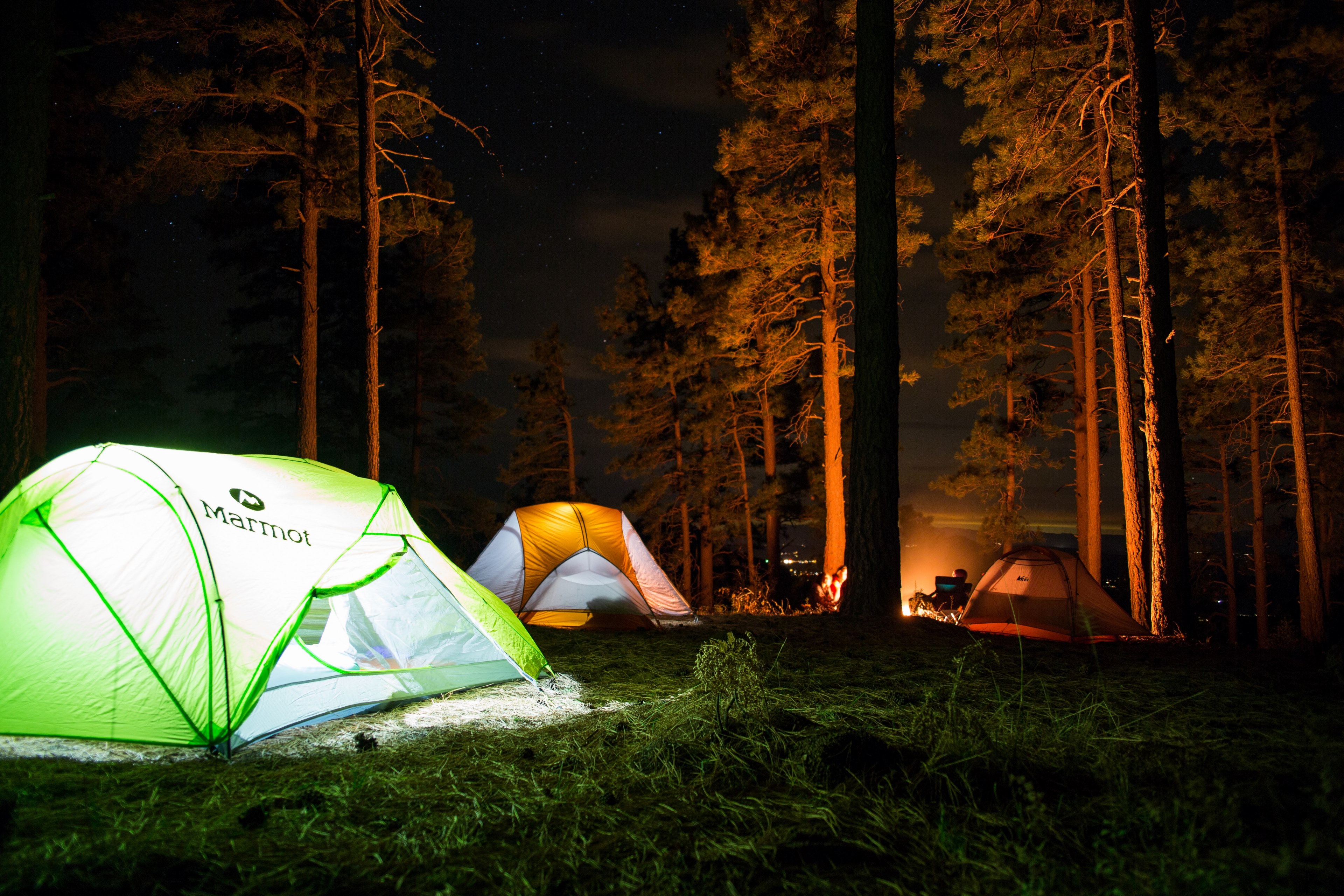 Wallpaper / bright light in several tents at a campsite at night, edge of the world 4k wallpaper free download