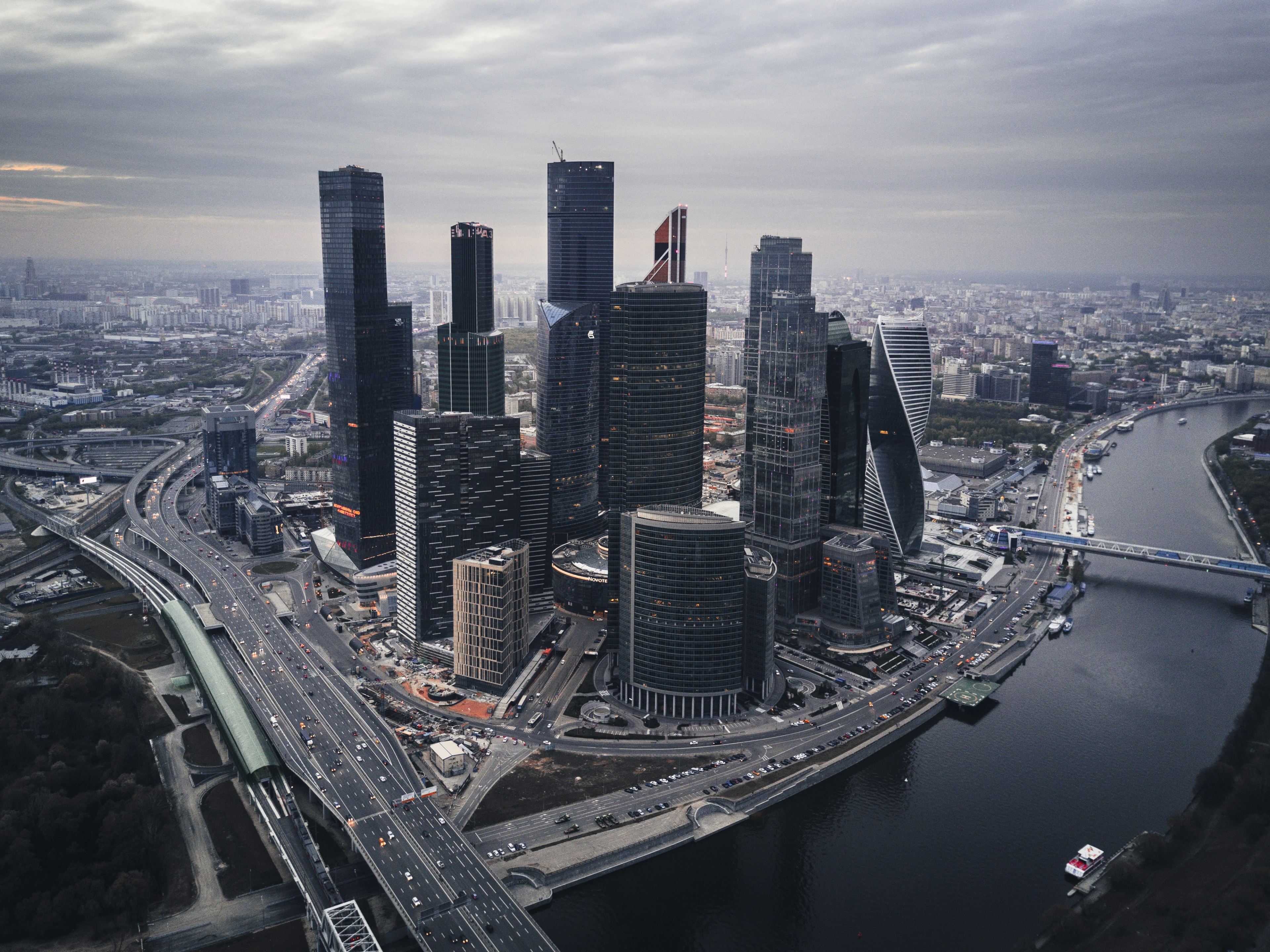 Wallpaper / high rises in moscow by the moskva river on a cloudy day, moscow city 4k wallpaper free download