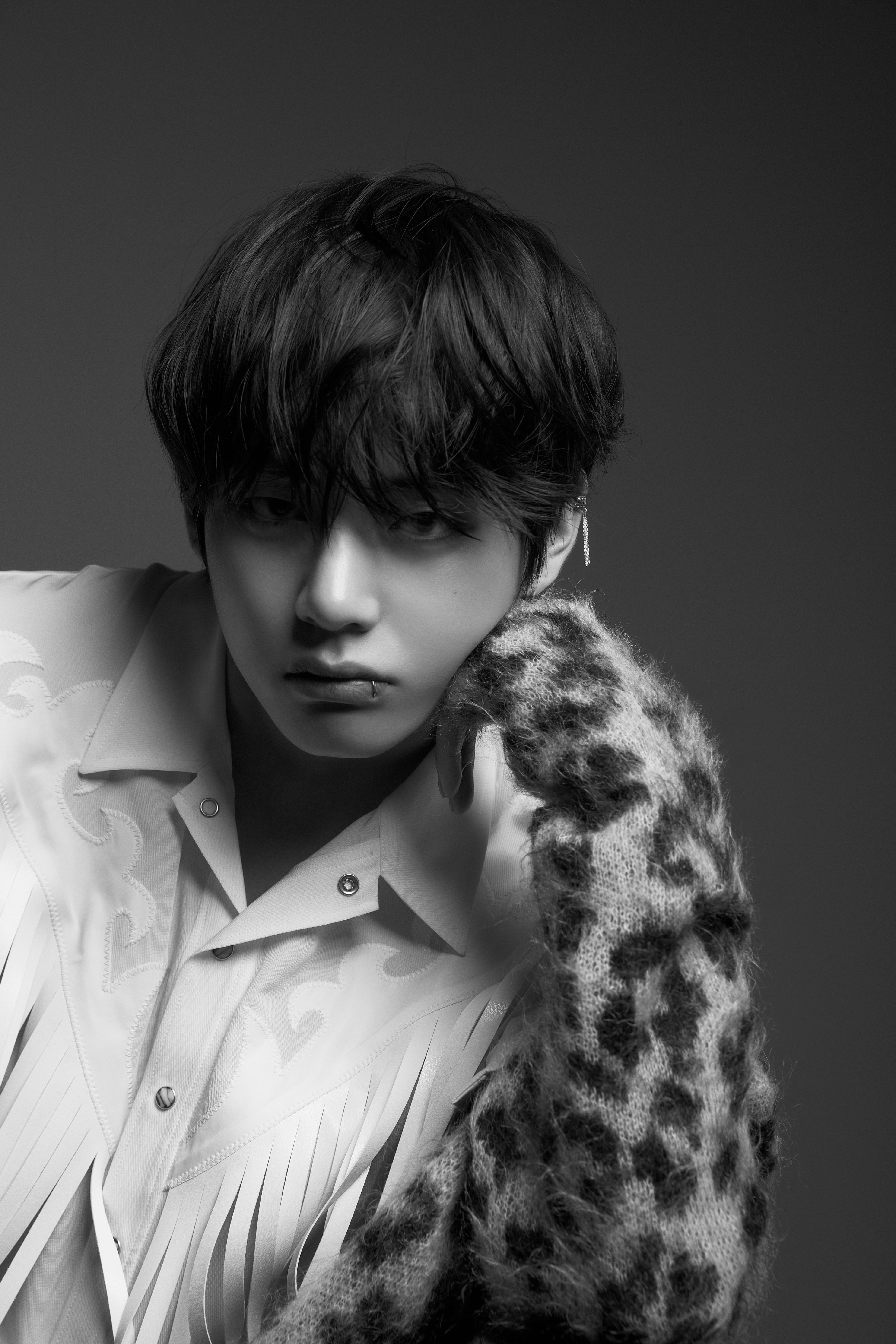 Bts V Picture In Black And White Wallpaper Download