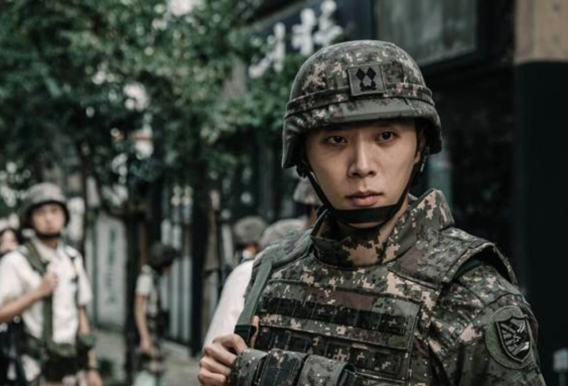 Shin Hyun Soo Teaches Students To Fight Aliens In 'Duty After School'