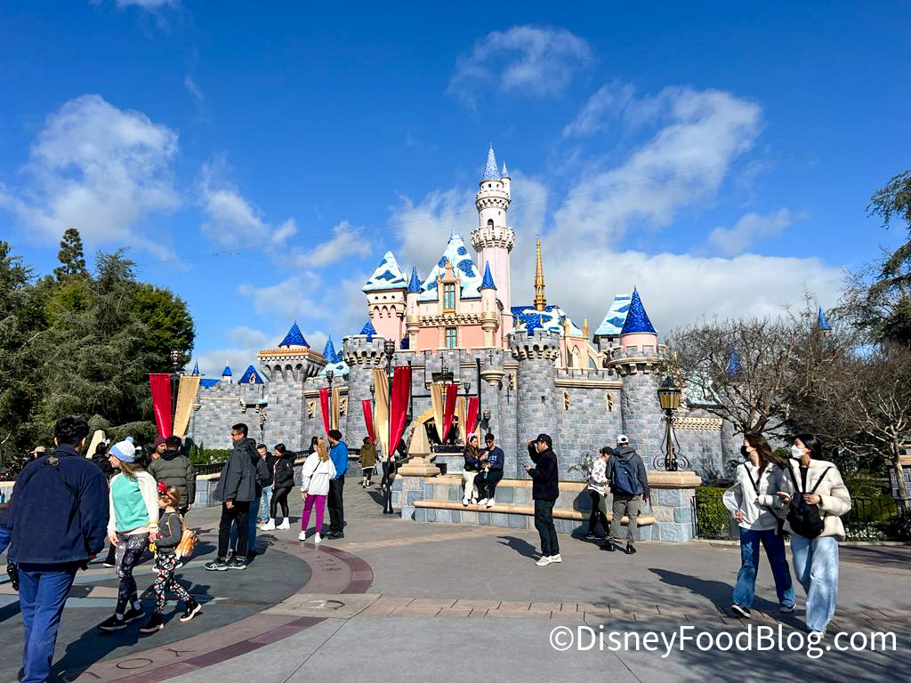 FREE Disney Wallpaper For Your Phone!. the disney food blog