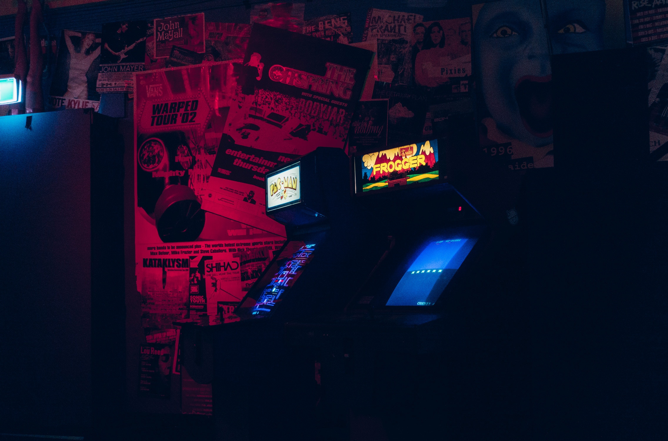 2271x1500 retro, Public domain image, pinball, moody, arcade, red, frogger, gaming, light, computer, arcade game, blue, colour, game, night, neon, dark, classic game Gallery HD Wallpaper